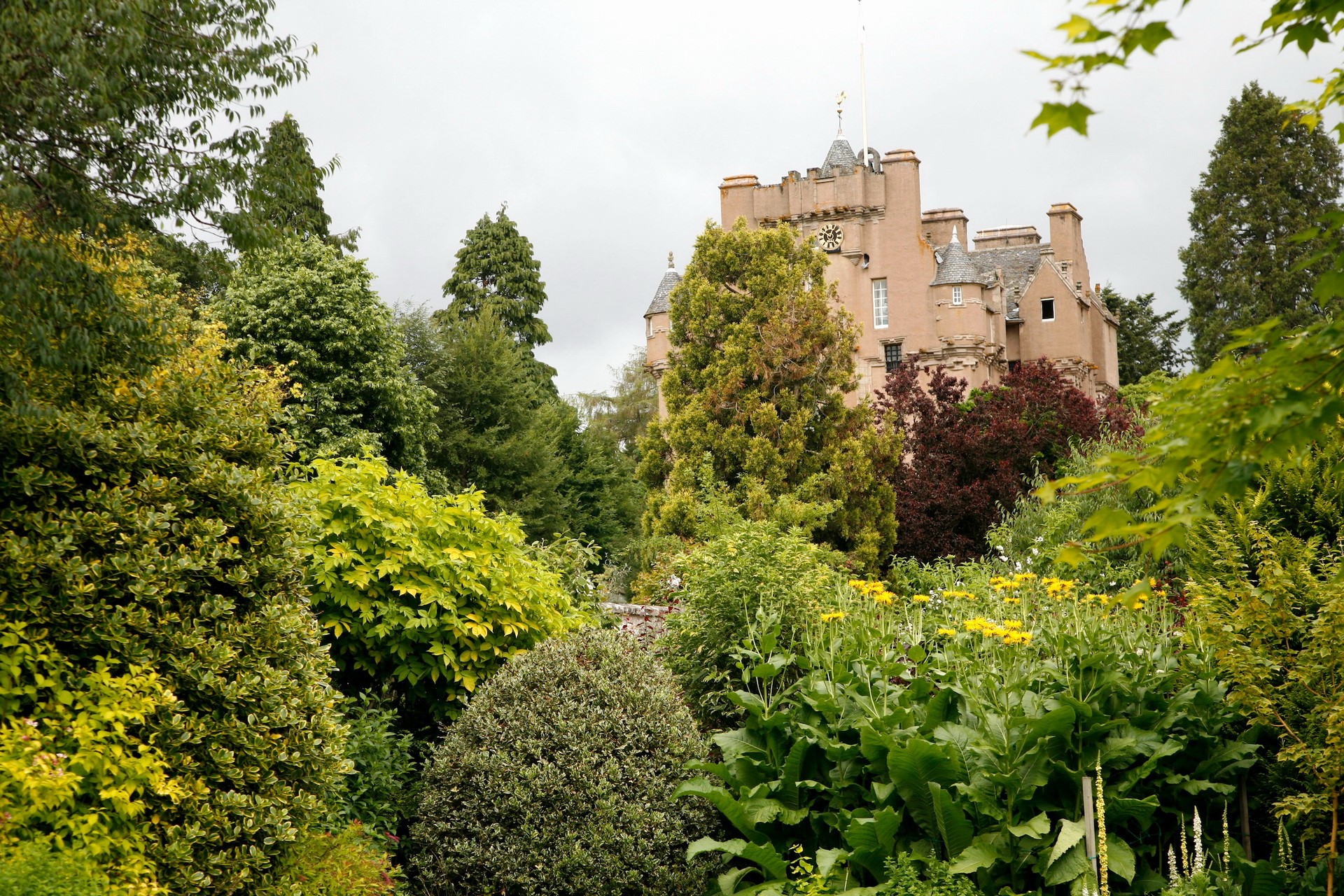 Crathes Castle and Golden Garden in the UK HD Wallpaper