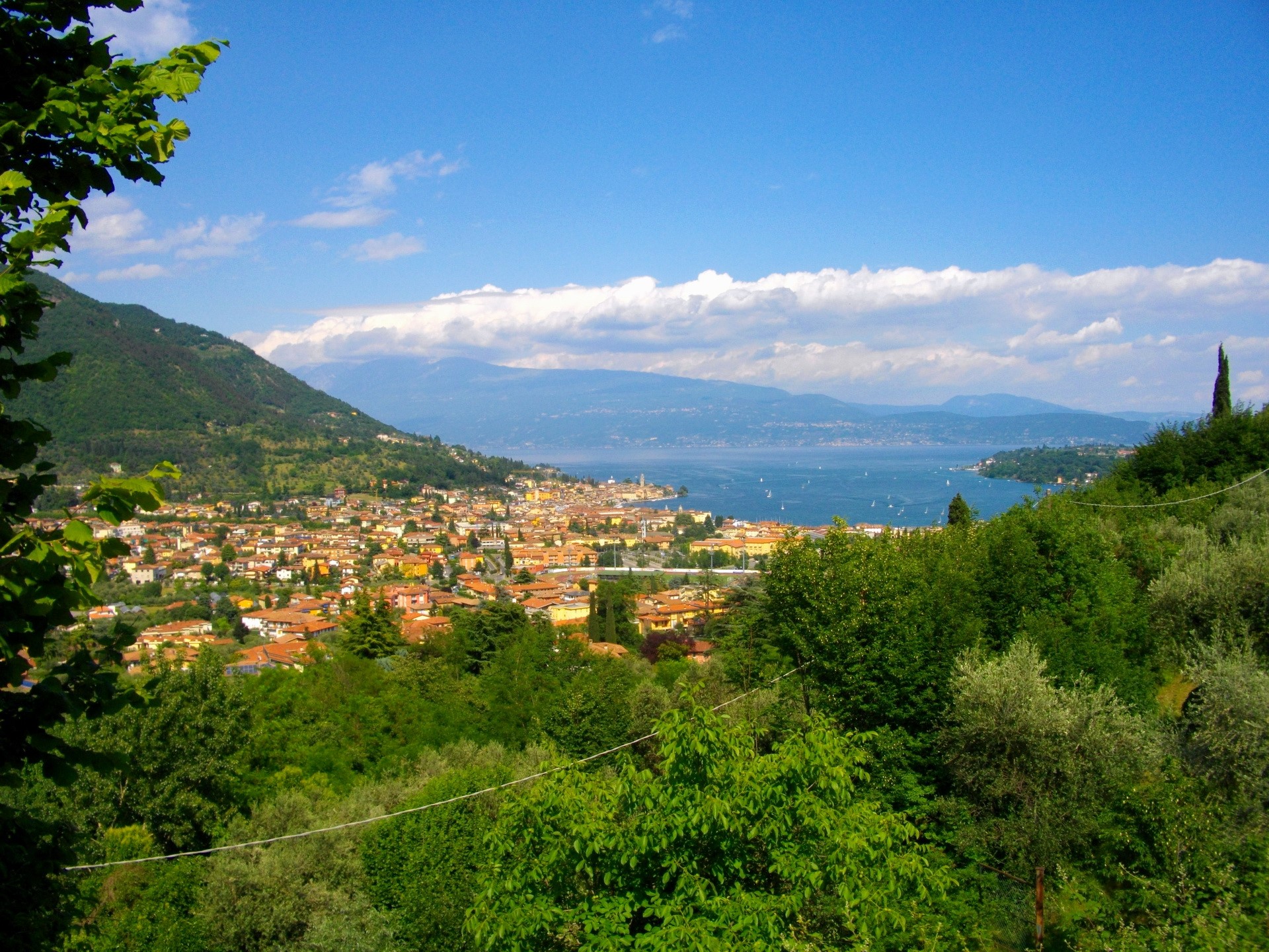 Town on a lake with mountains in Italy HD Wallpaper