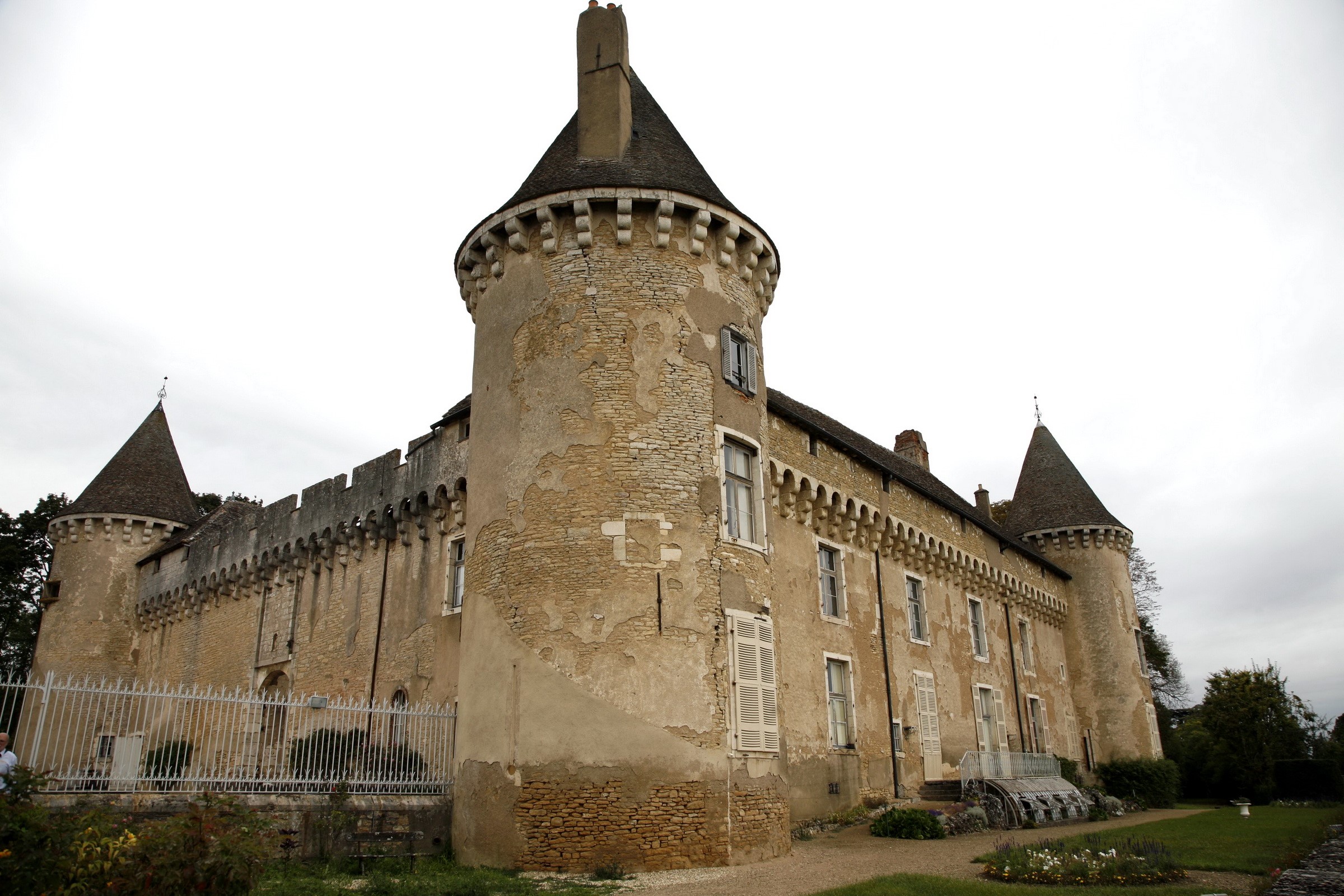 Château de Rully, a medieval castle in France HD Wallpaper