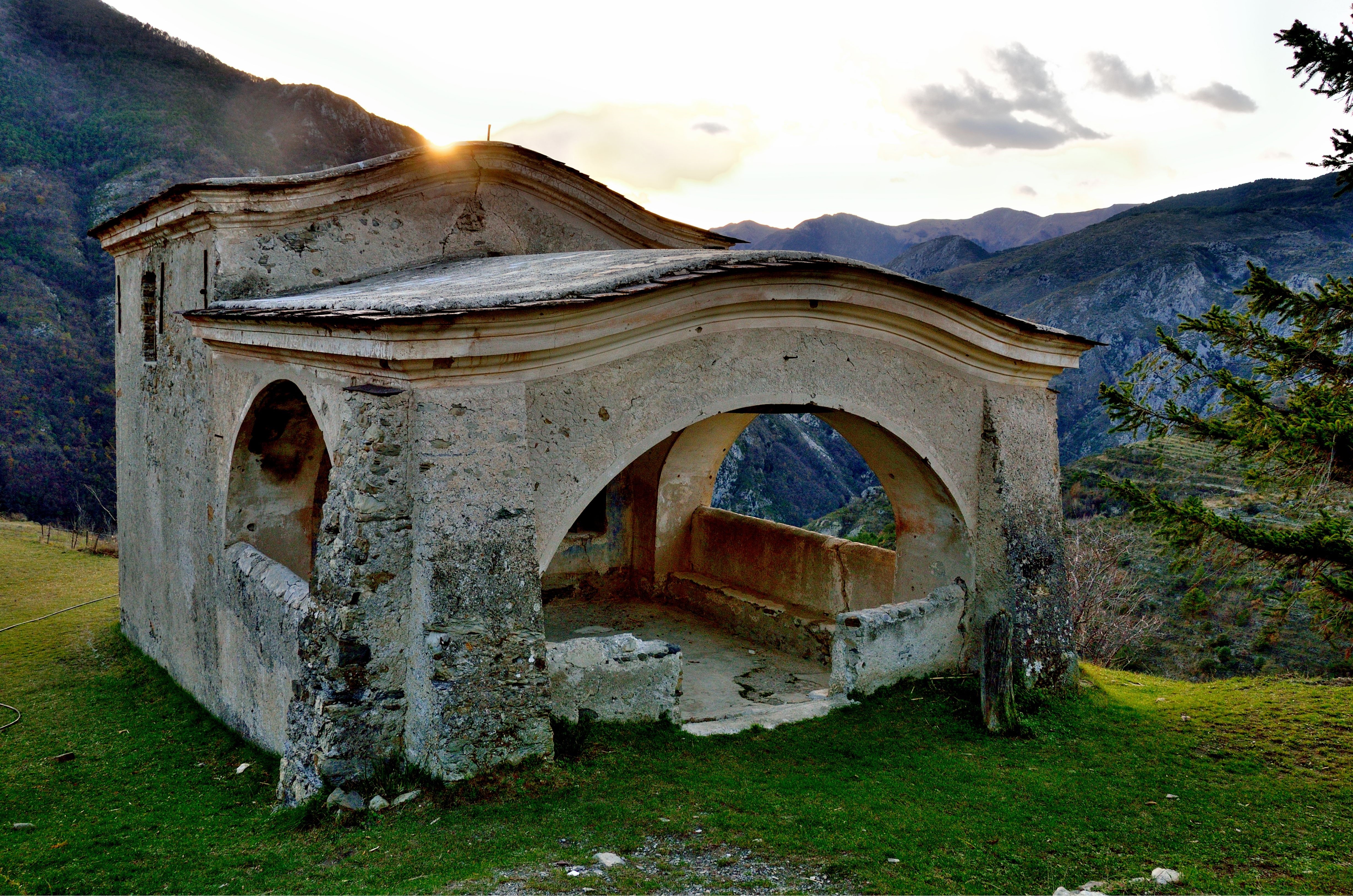 Ruined building in French mountains HD Wallpaper