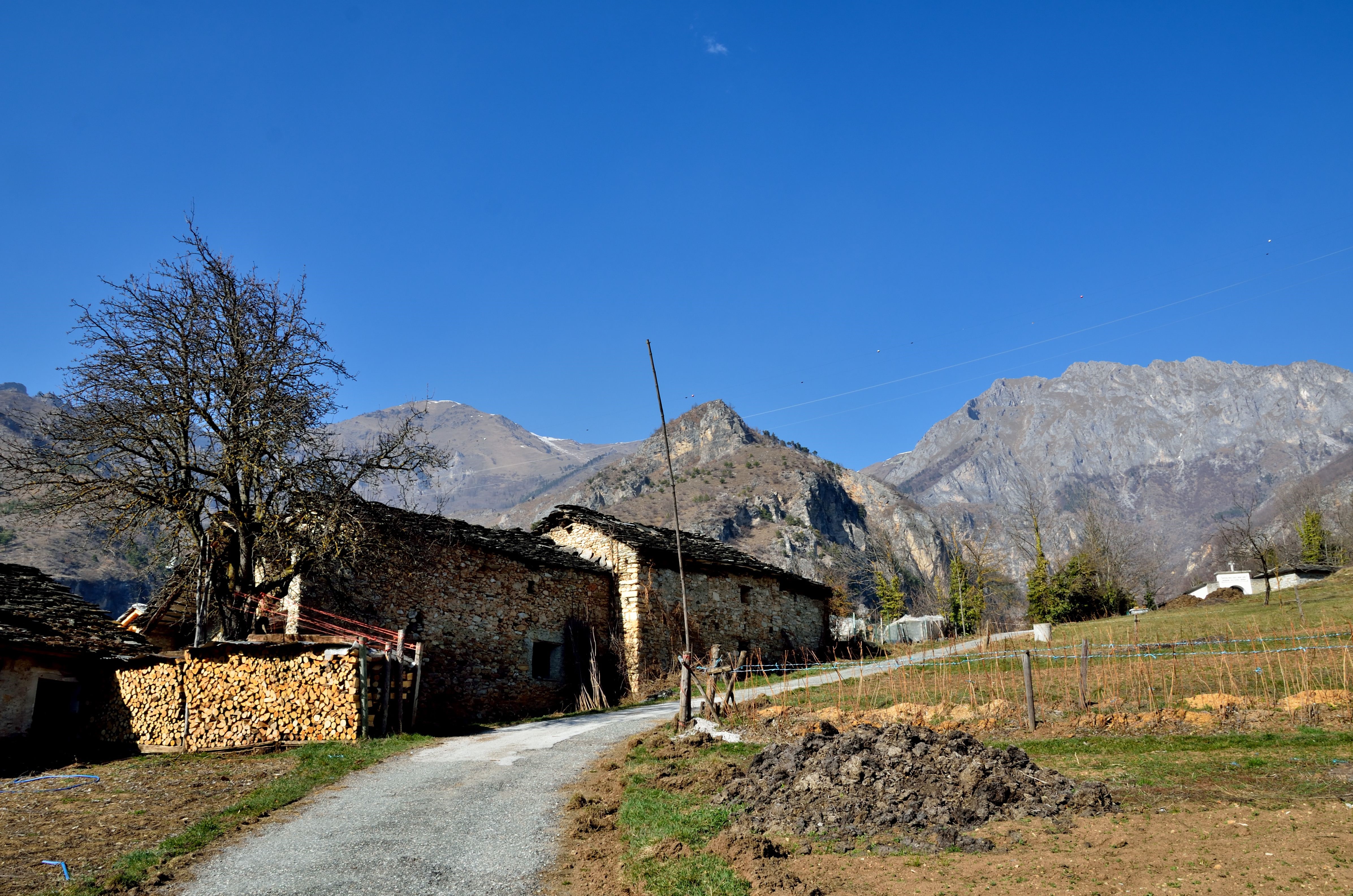 Stone houses and mountains in Italy HD Wallpaper
