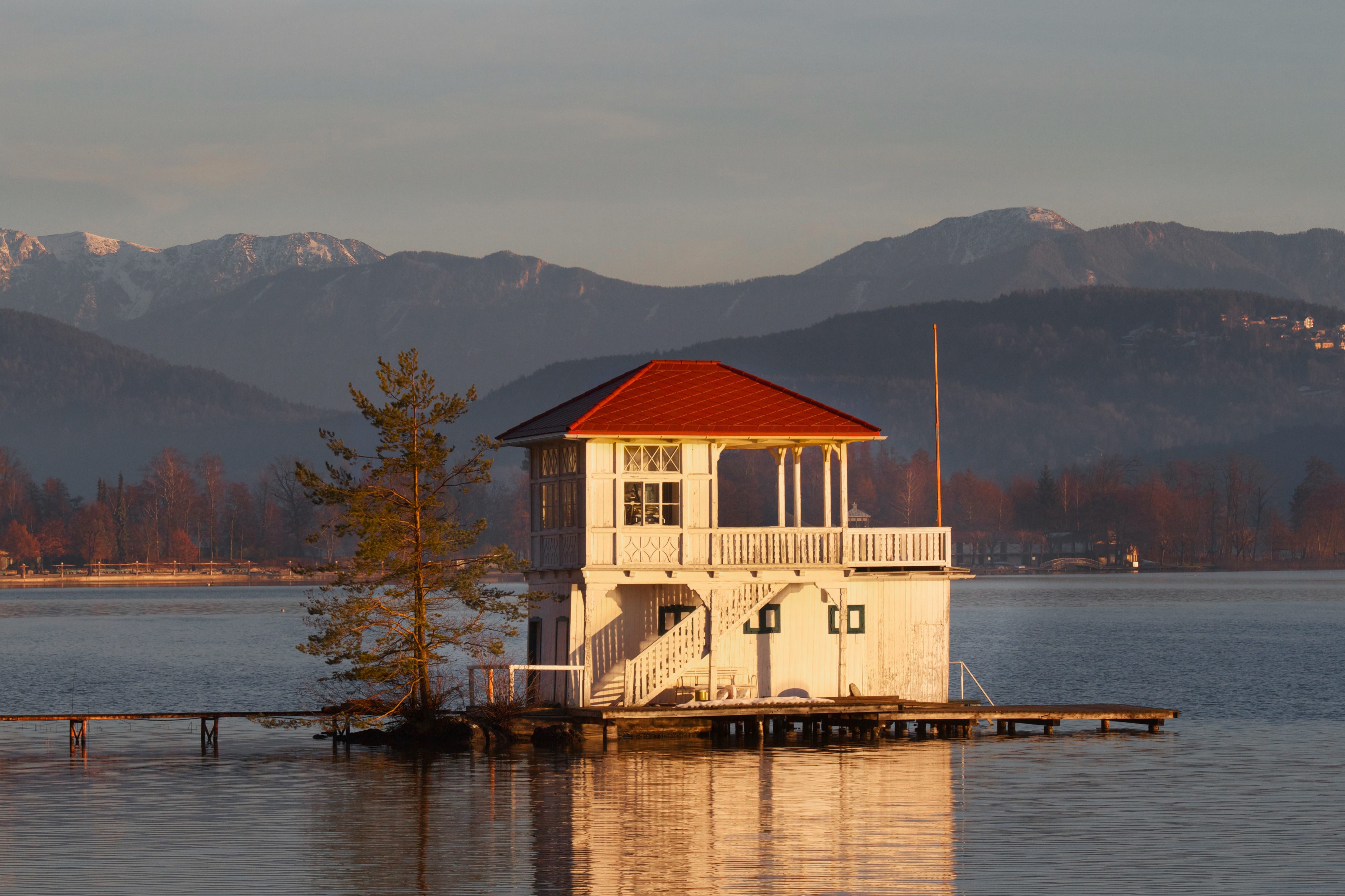 White house on a lake in Austria HD Wallpaper