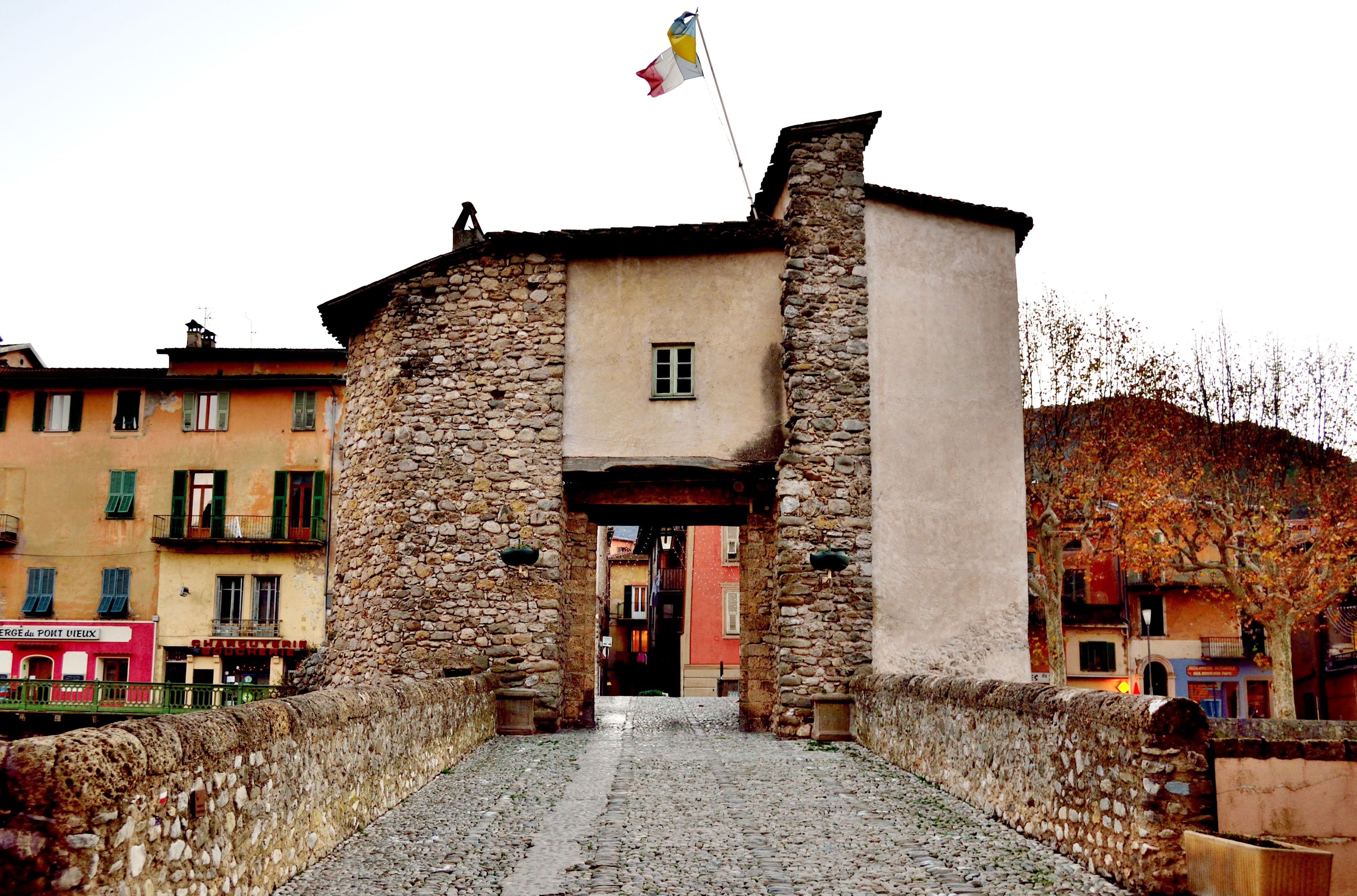 Stone bridge gate with buildings and trees HD Wallpaper