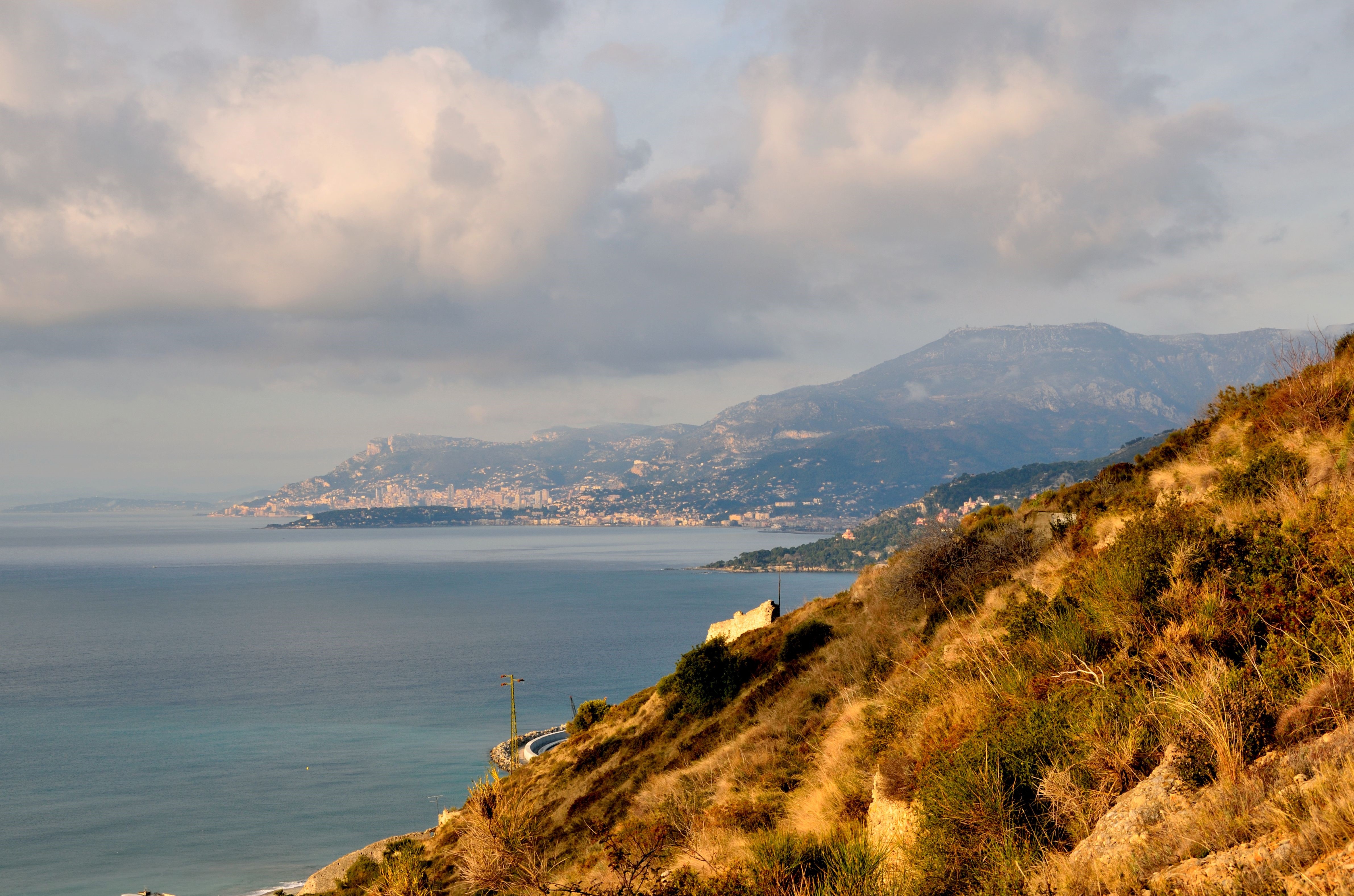 4K Coastline with City and Mountains HD Wallpaper