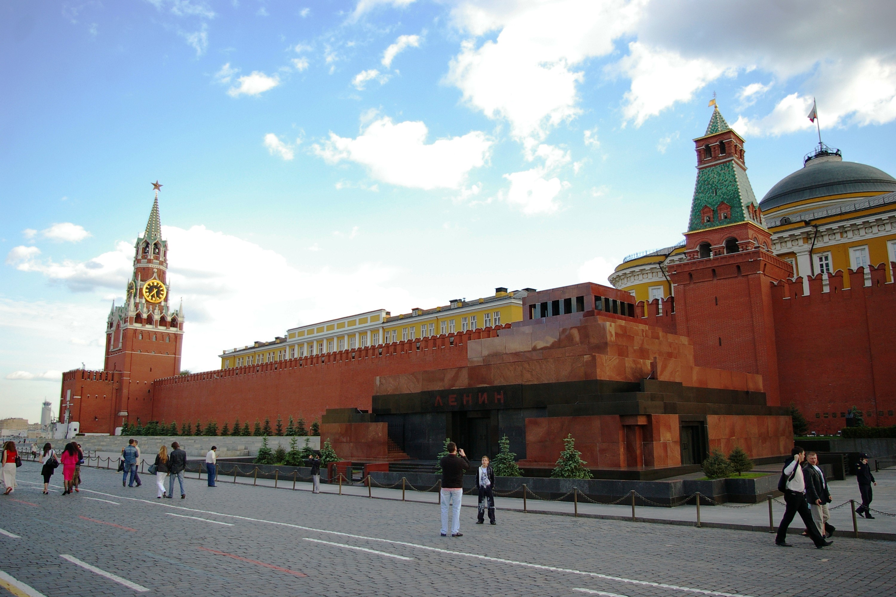 Lenin's Mausoleum and Kremlin Clock Tower, Moscow HD Wallpaper