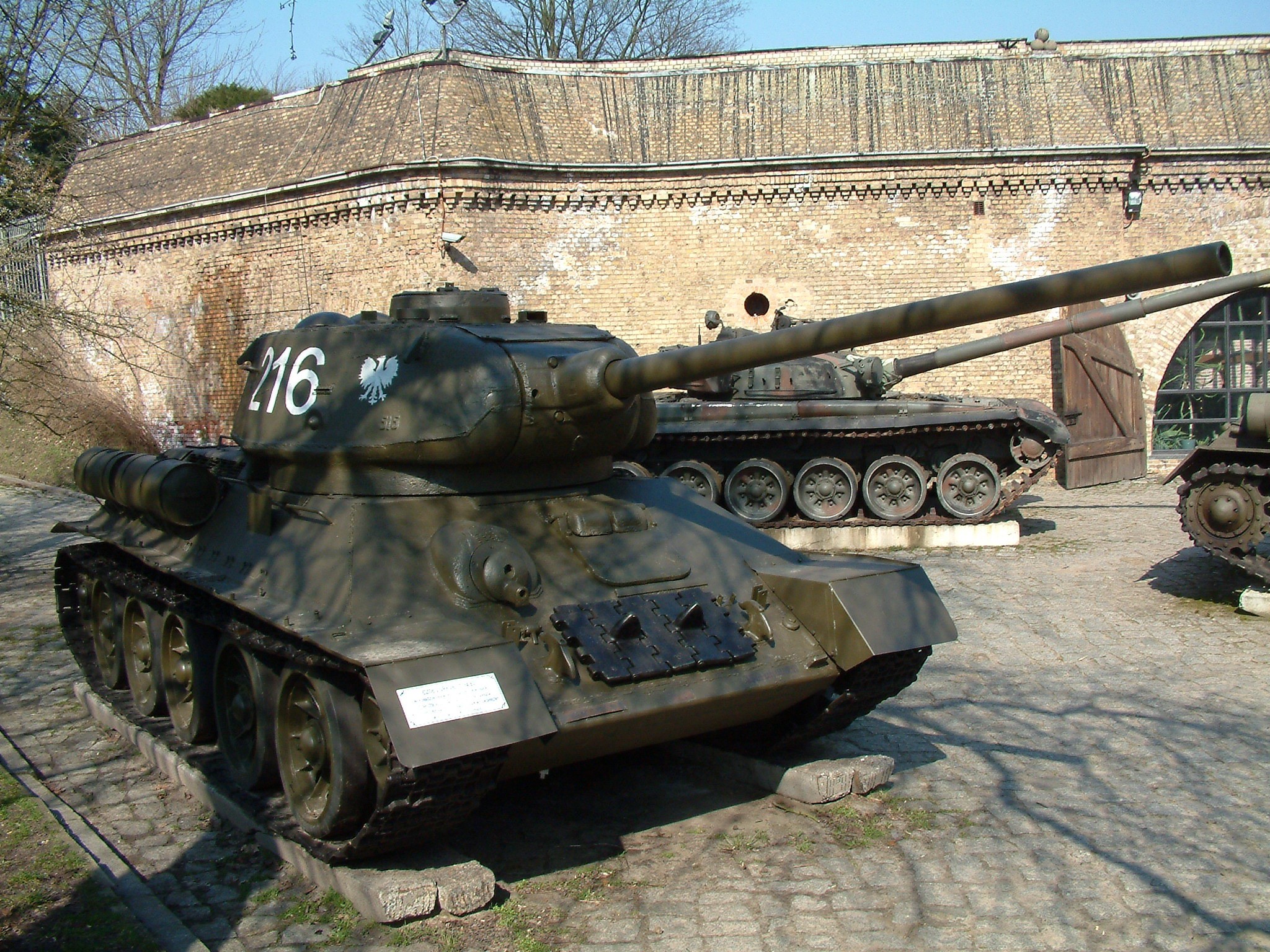 T-34/85 tank with Polish insignia HD Wallpaper