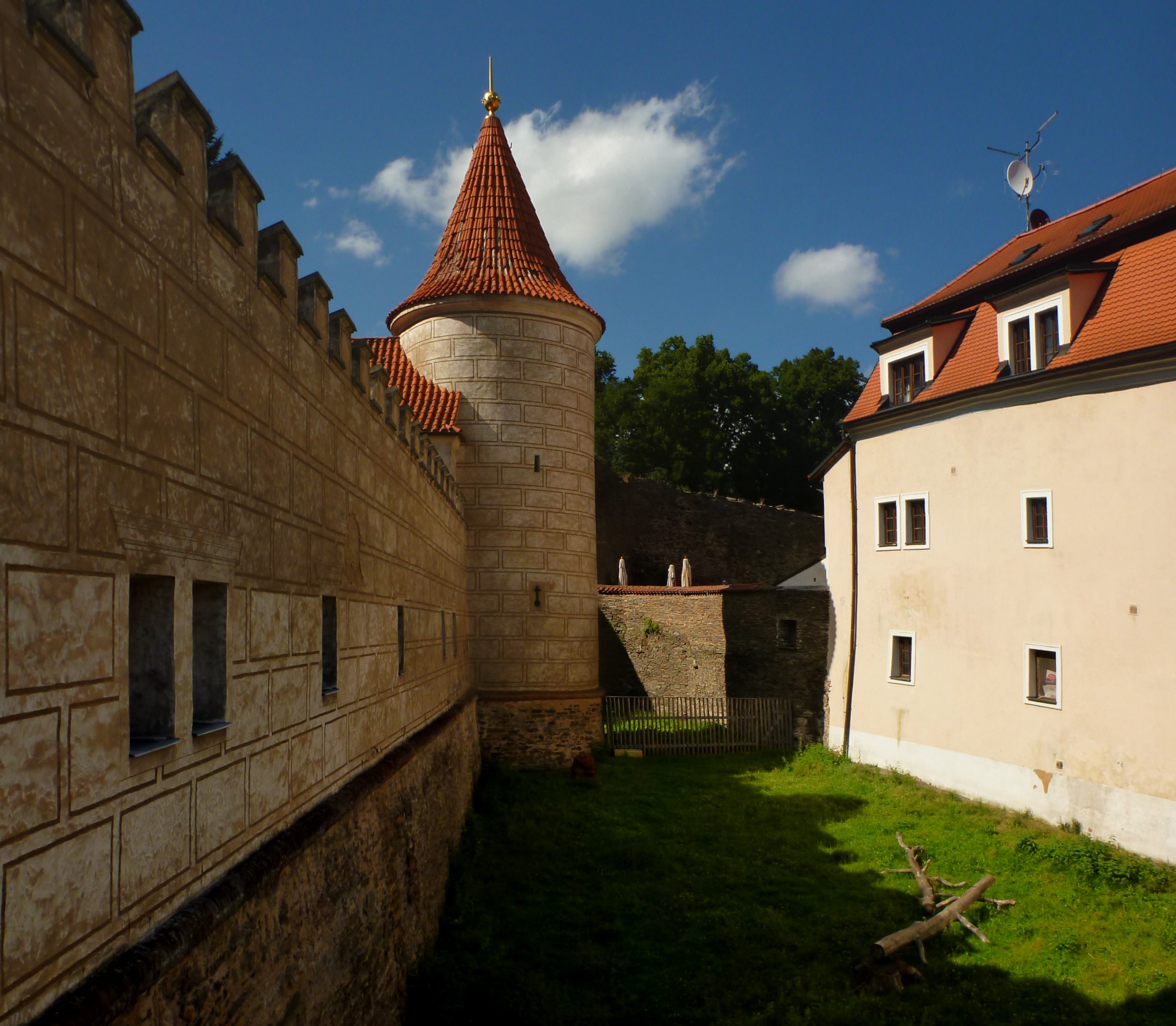 Castle wall and tower in the Czech Republic HD Wallpaper