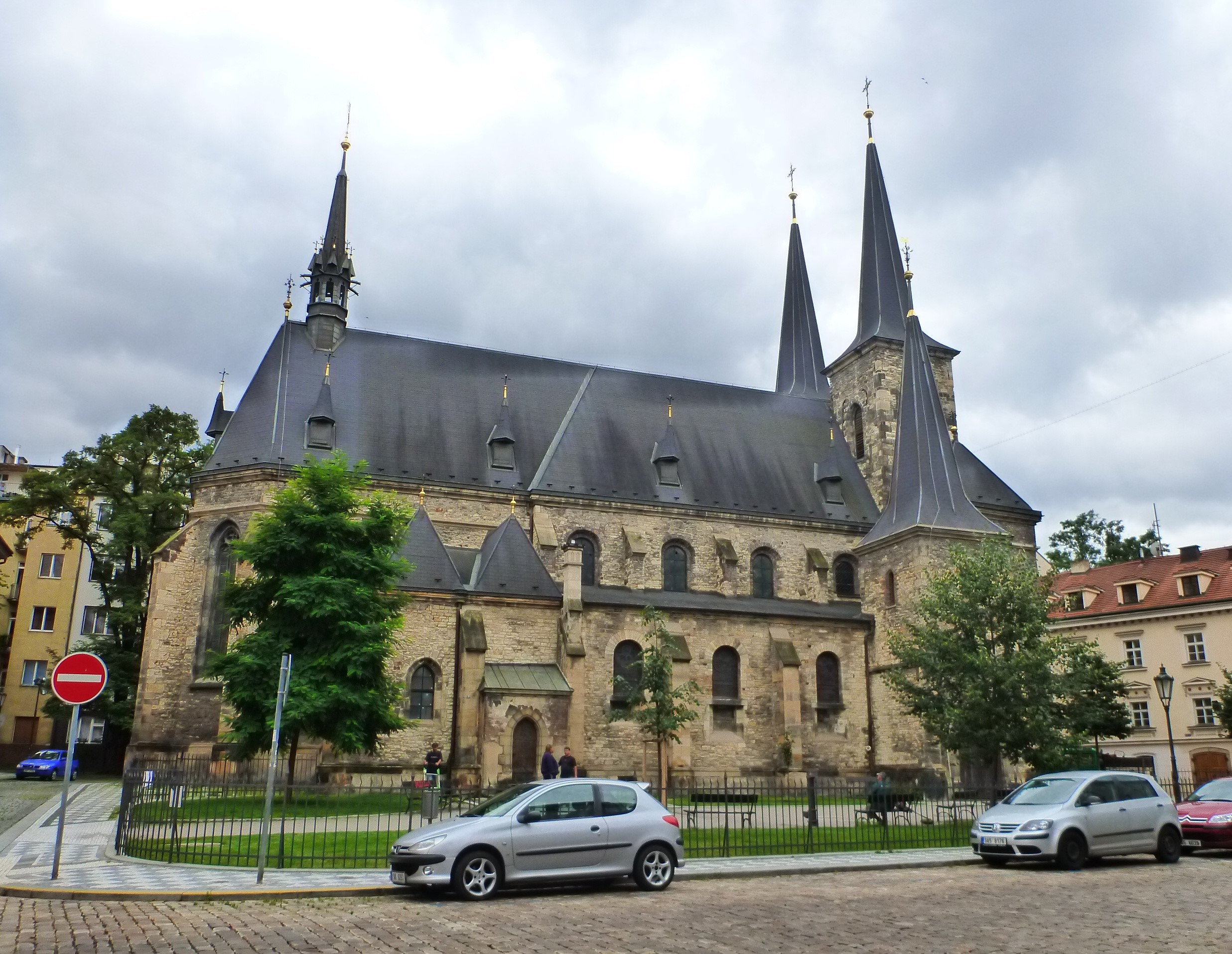 Church with spires and cars HD Wallpaper