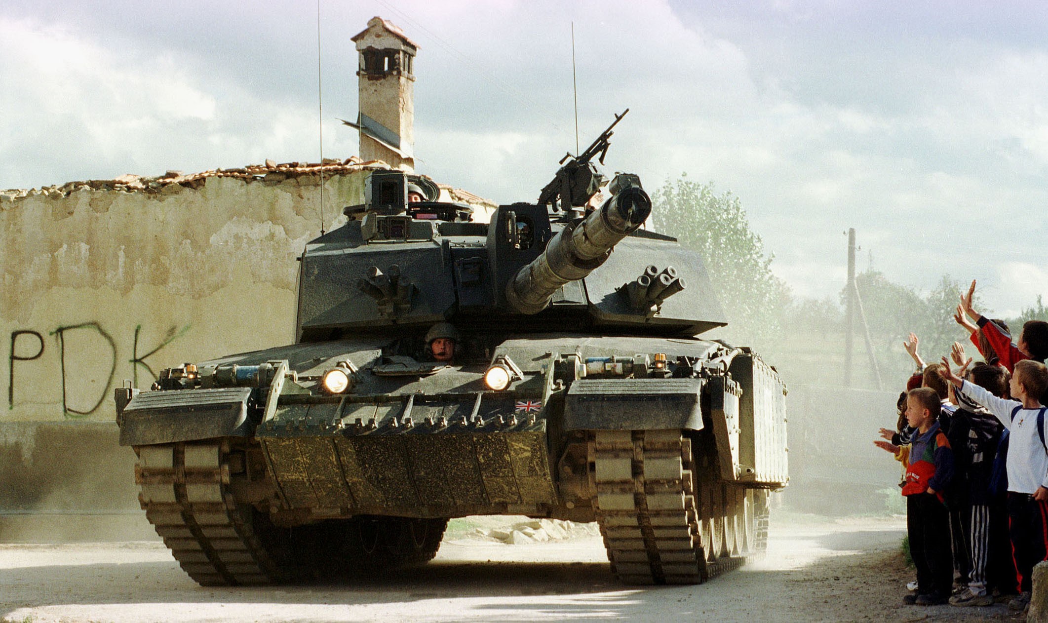 British Challenger 2 tank with children waving HD Wallpaper