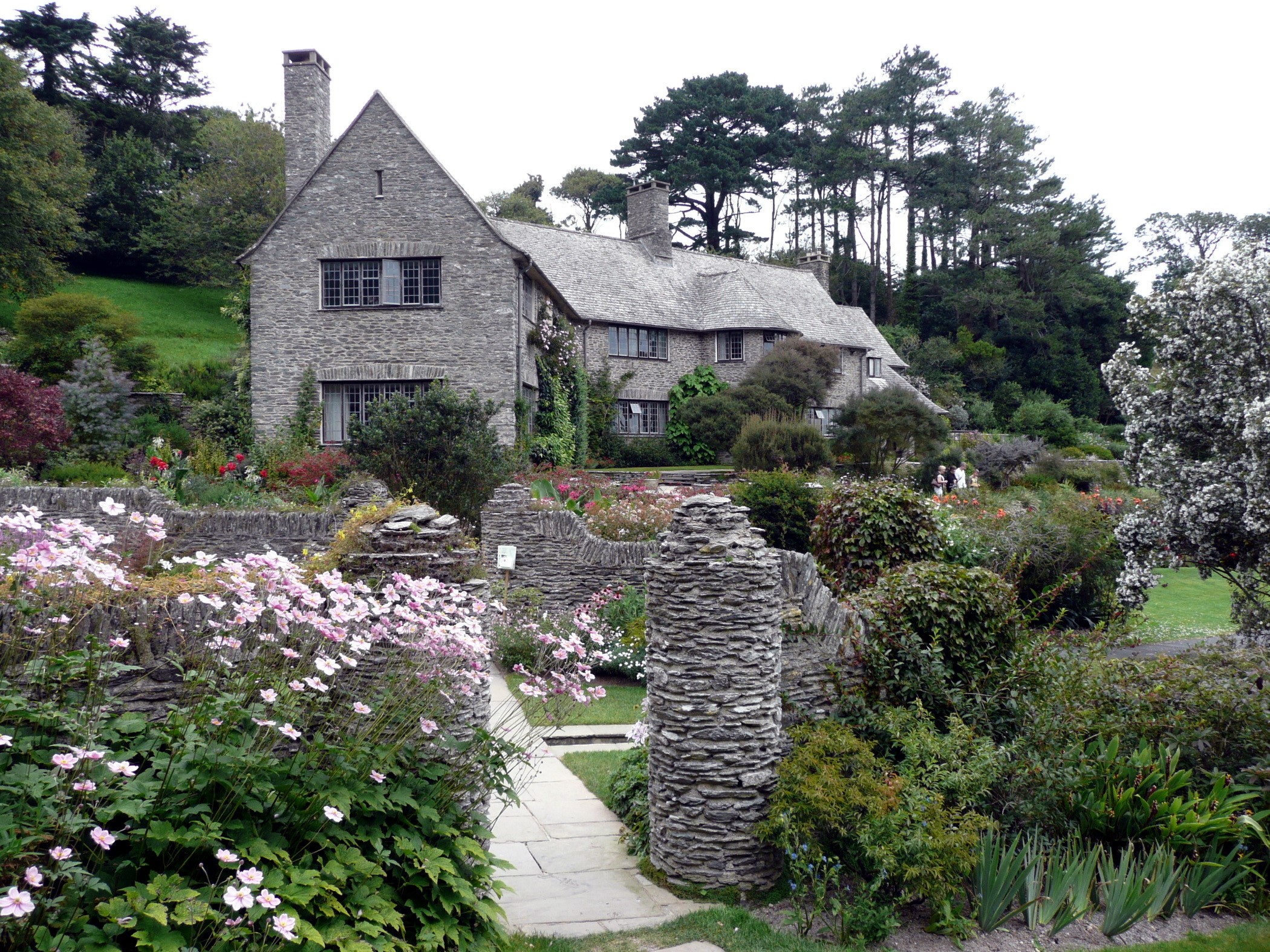 Stone house with a garden in the United Kingdom HD Wallpaper