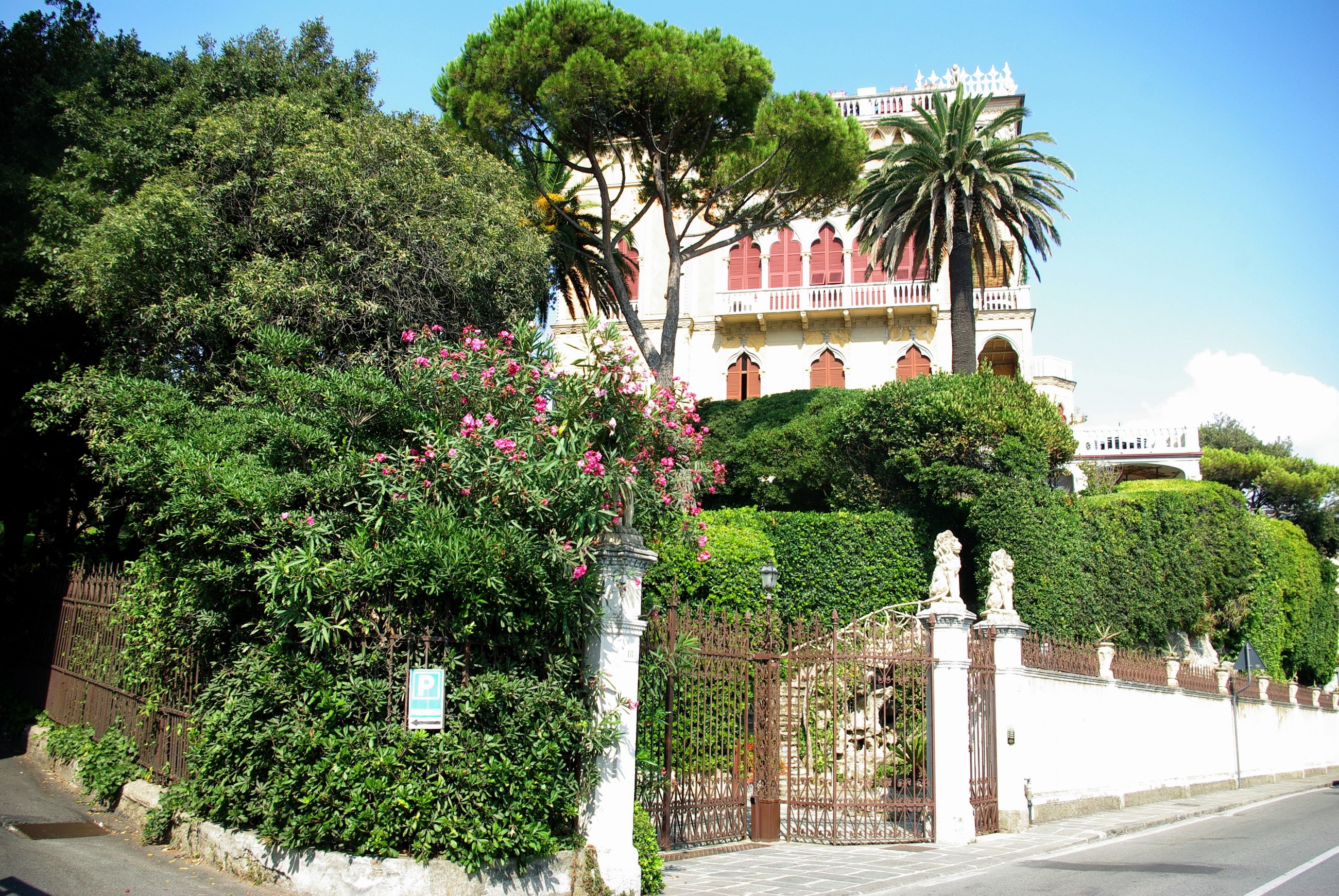 Villa in Italy with ornate gate and garden HD Wallpaper