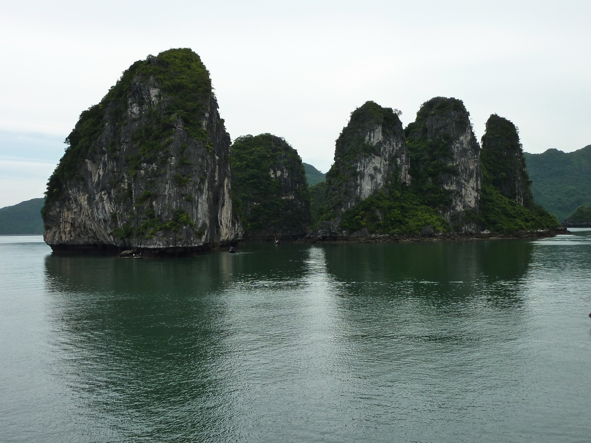 Ha Long Bay National Park, Vietnam HD Wallpaper