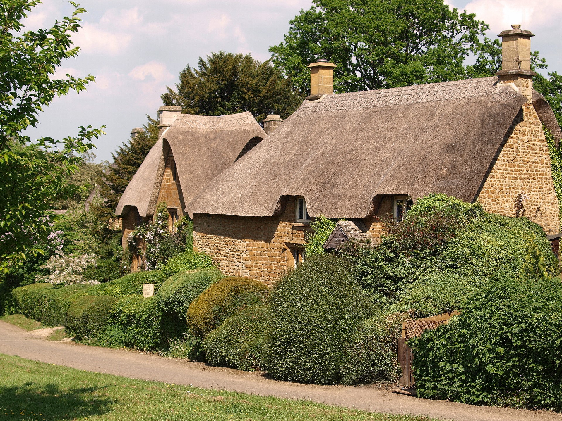 Thatched roof cottages in the United Kingdom countryside HD Wallpaper