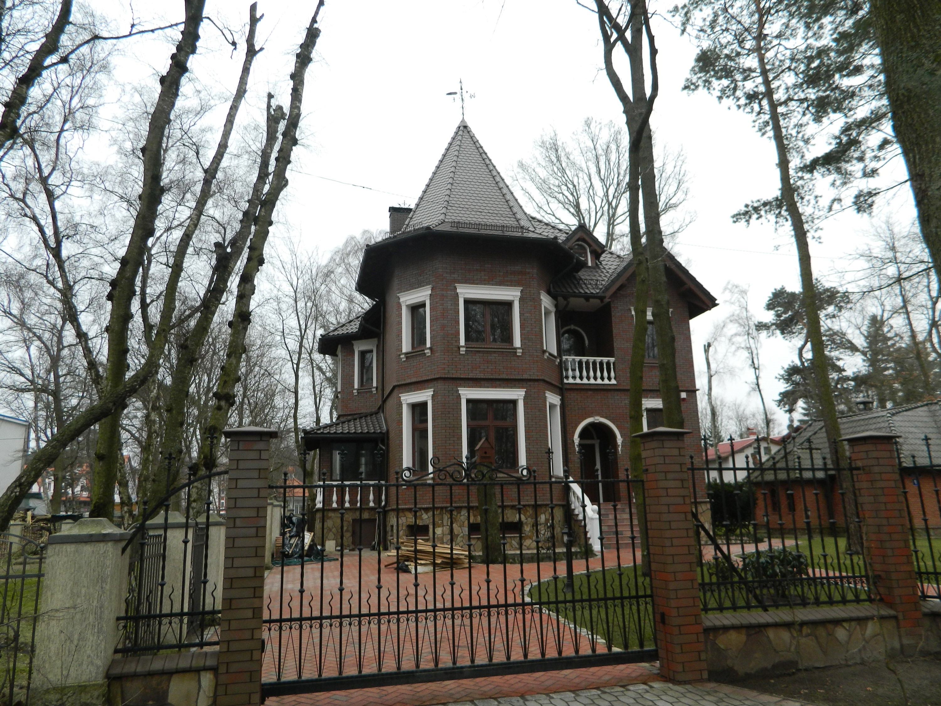 Brick house with a turret in Svetlogorsk, Russia HD Wallpaper