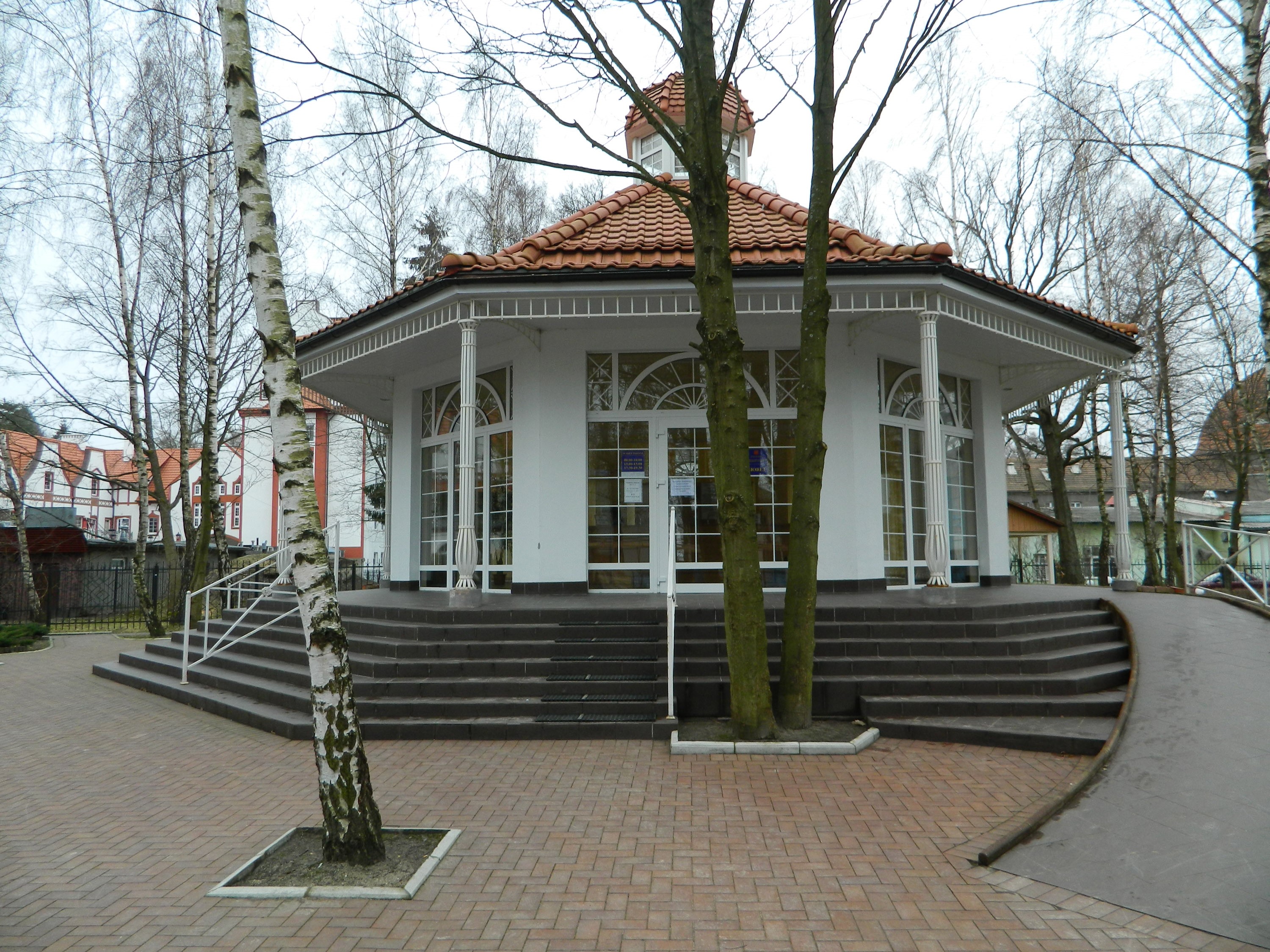 White octagonal building with red roof in Svetlogorsk HD Wallpaper