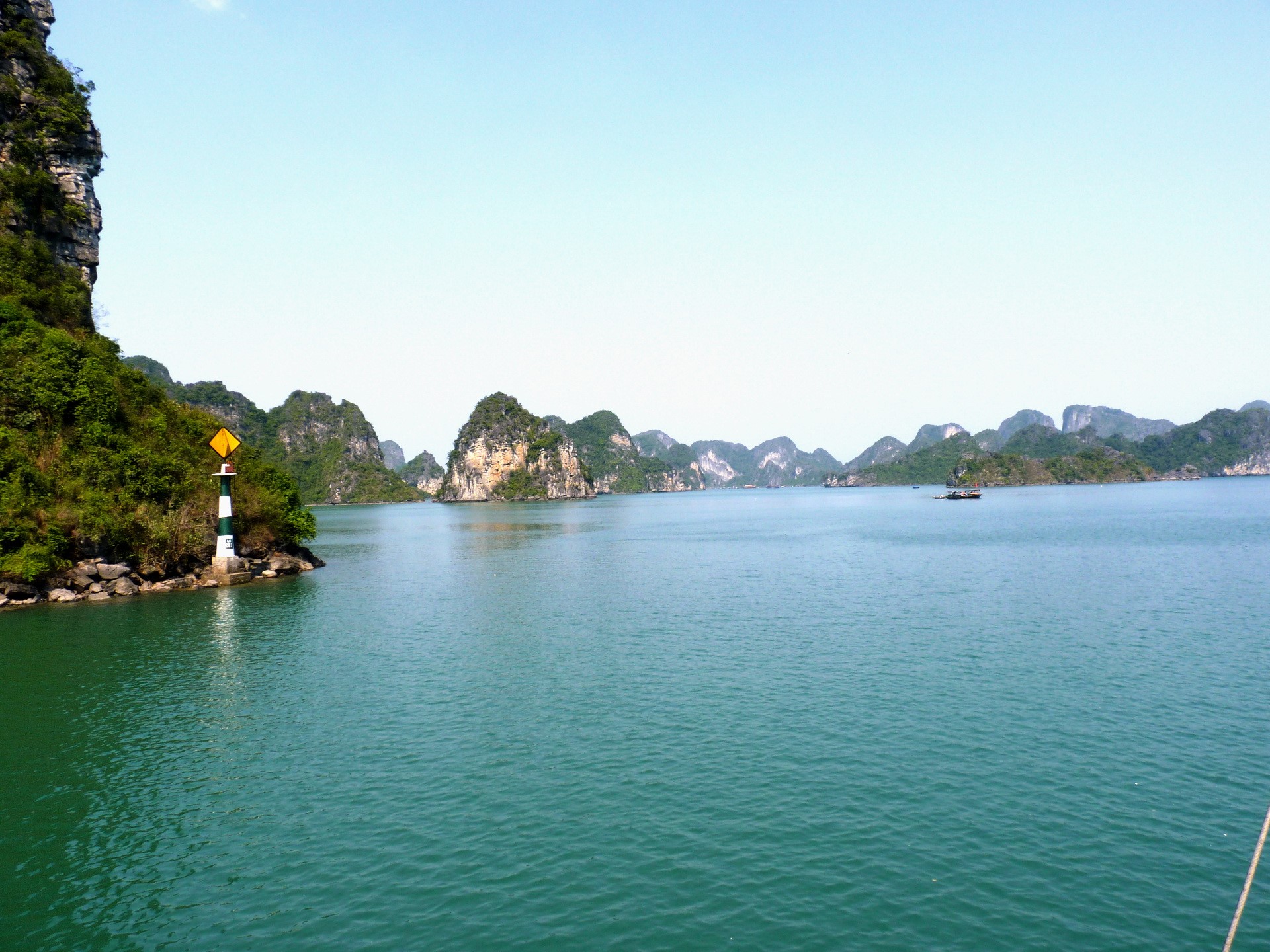 Ha Long Bay National Park, Vietnam HD Wallpaper