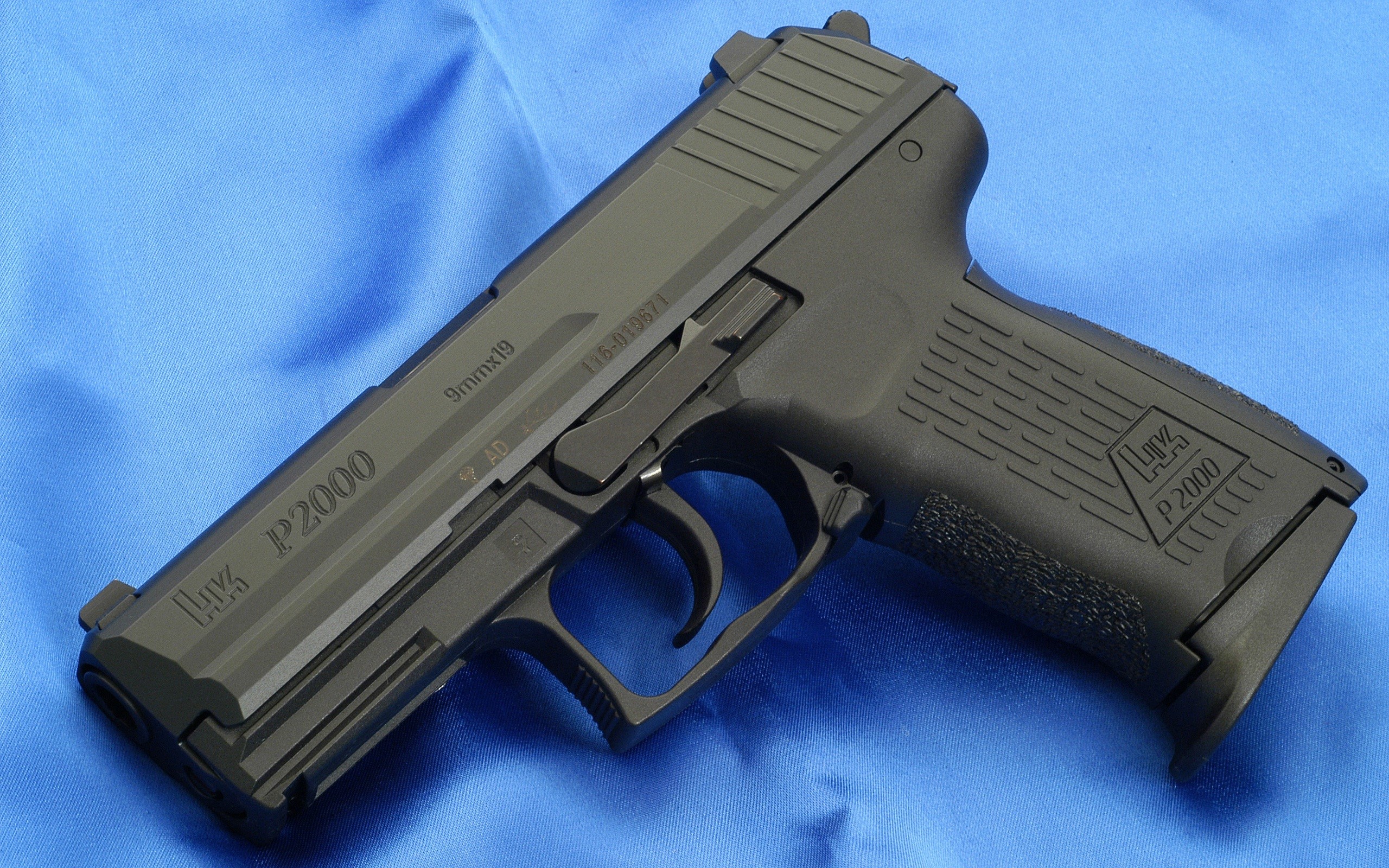 Heckler & Koch P2000 9mm pistol HD Wallpaper