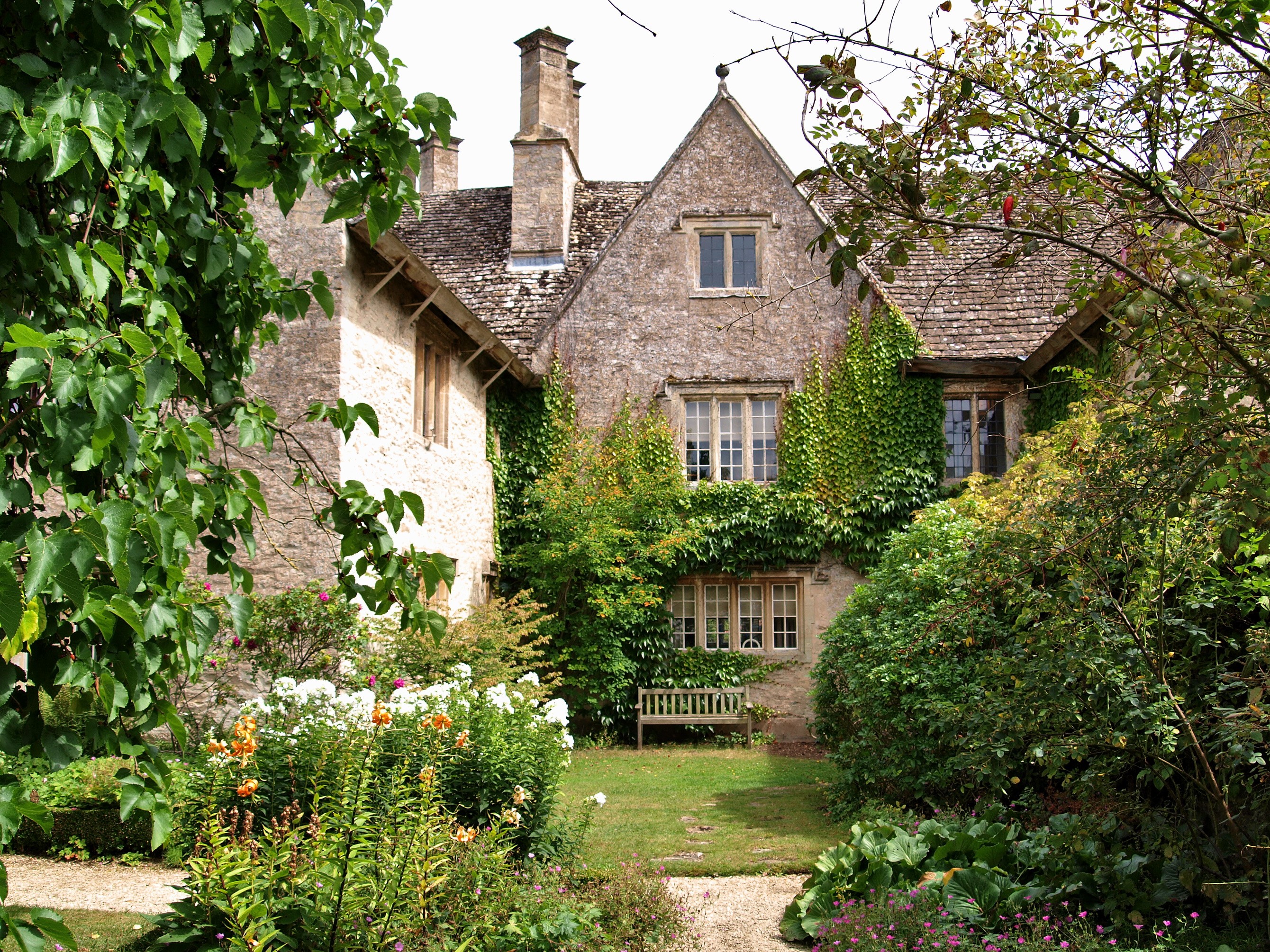 Stone house with garden in the United Kingdom HD Wallpaper