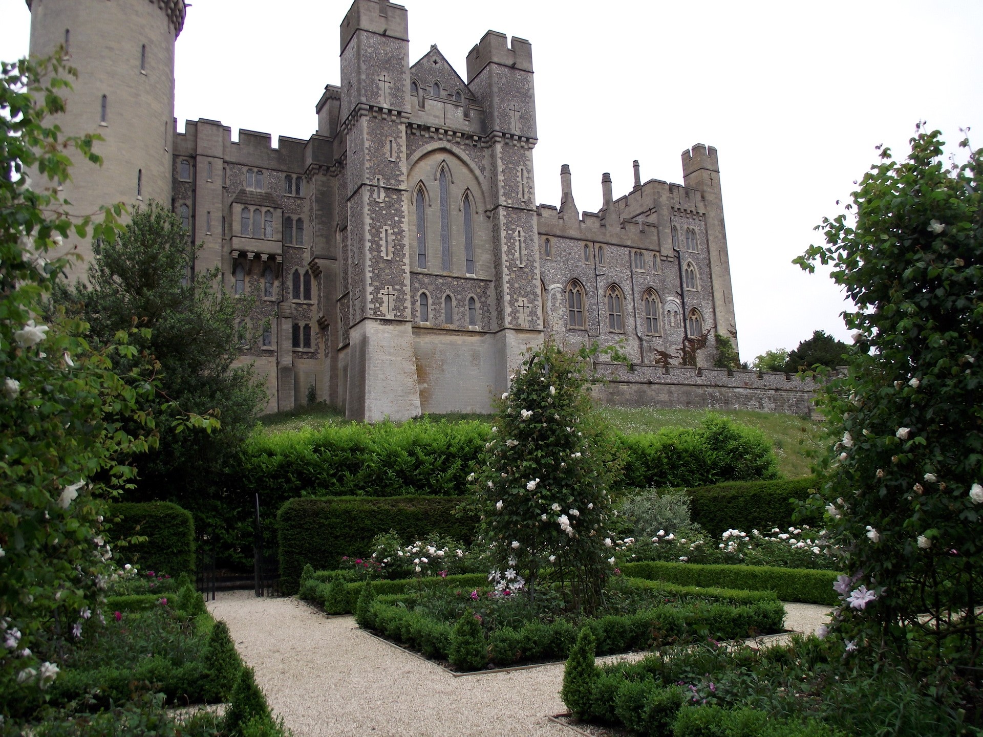 Arundel Castle and Rose Garden in the UK HD Wallpaper