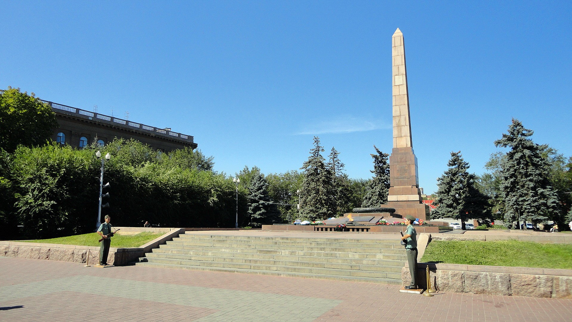 Monument with guards in Volgograd HD Wallpaper