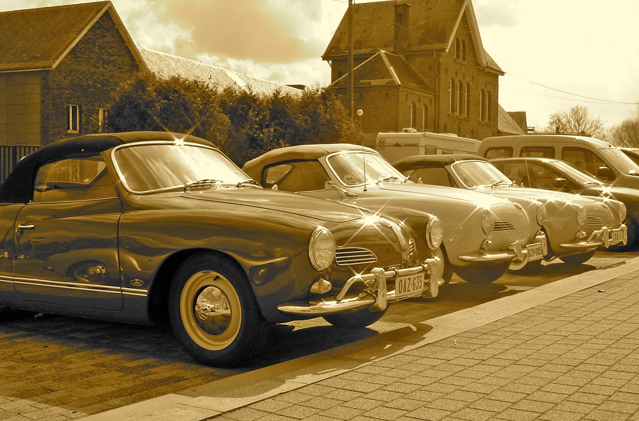 Vintage cars parked in a row HD Wallpaper
