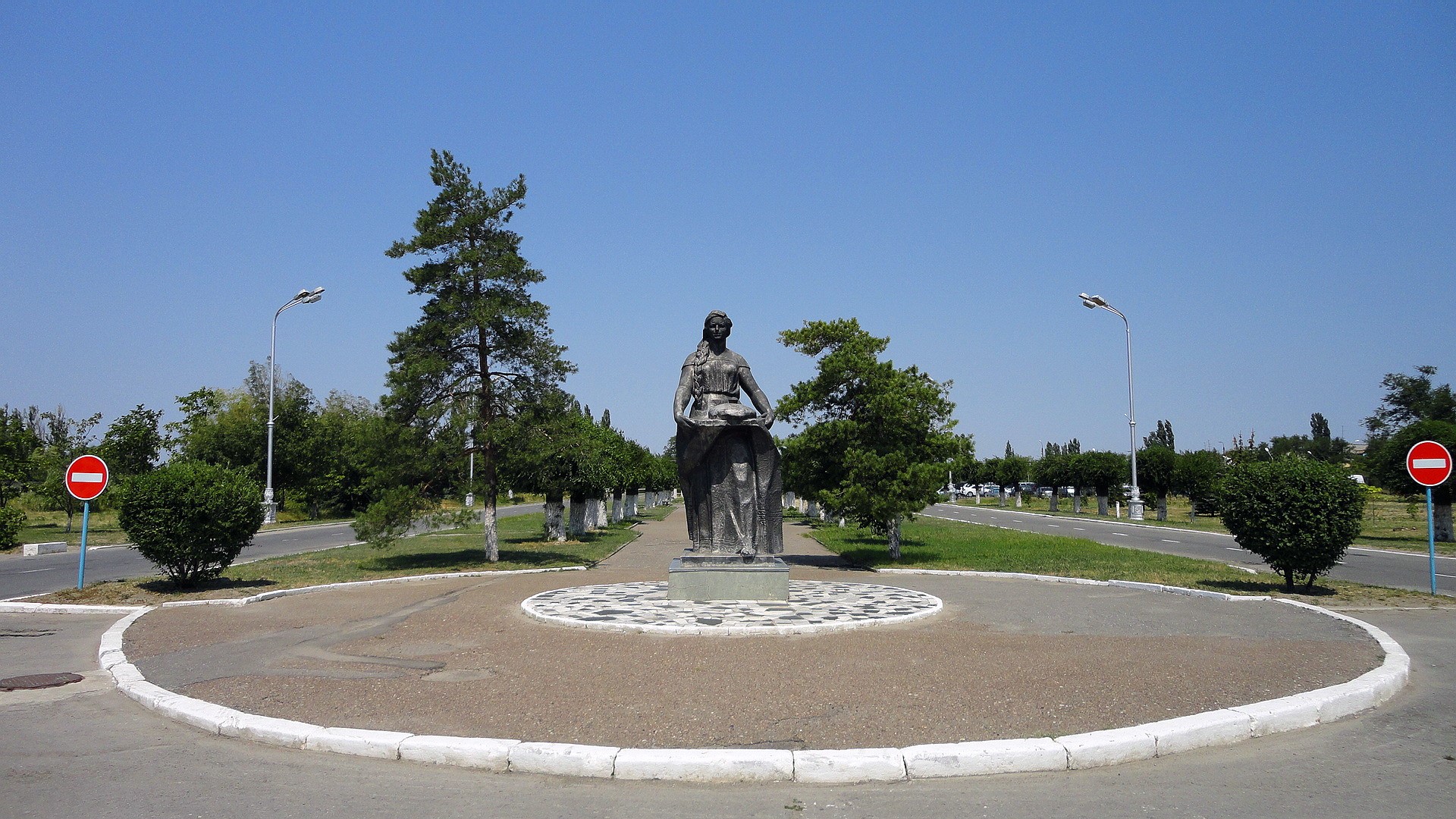 Statue in a roundabout in Volgograd HD Wallpaper