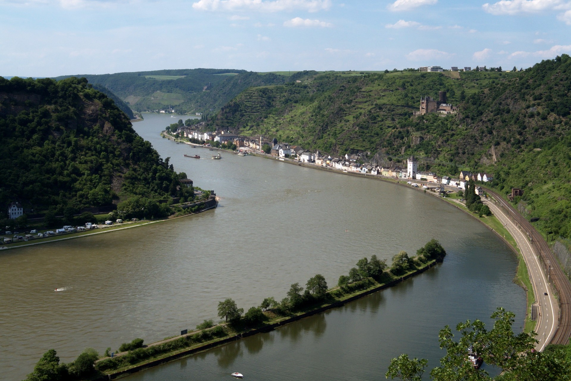 River valley with town and castle ruins HD Wallpaper