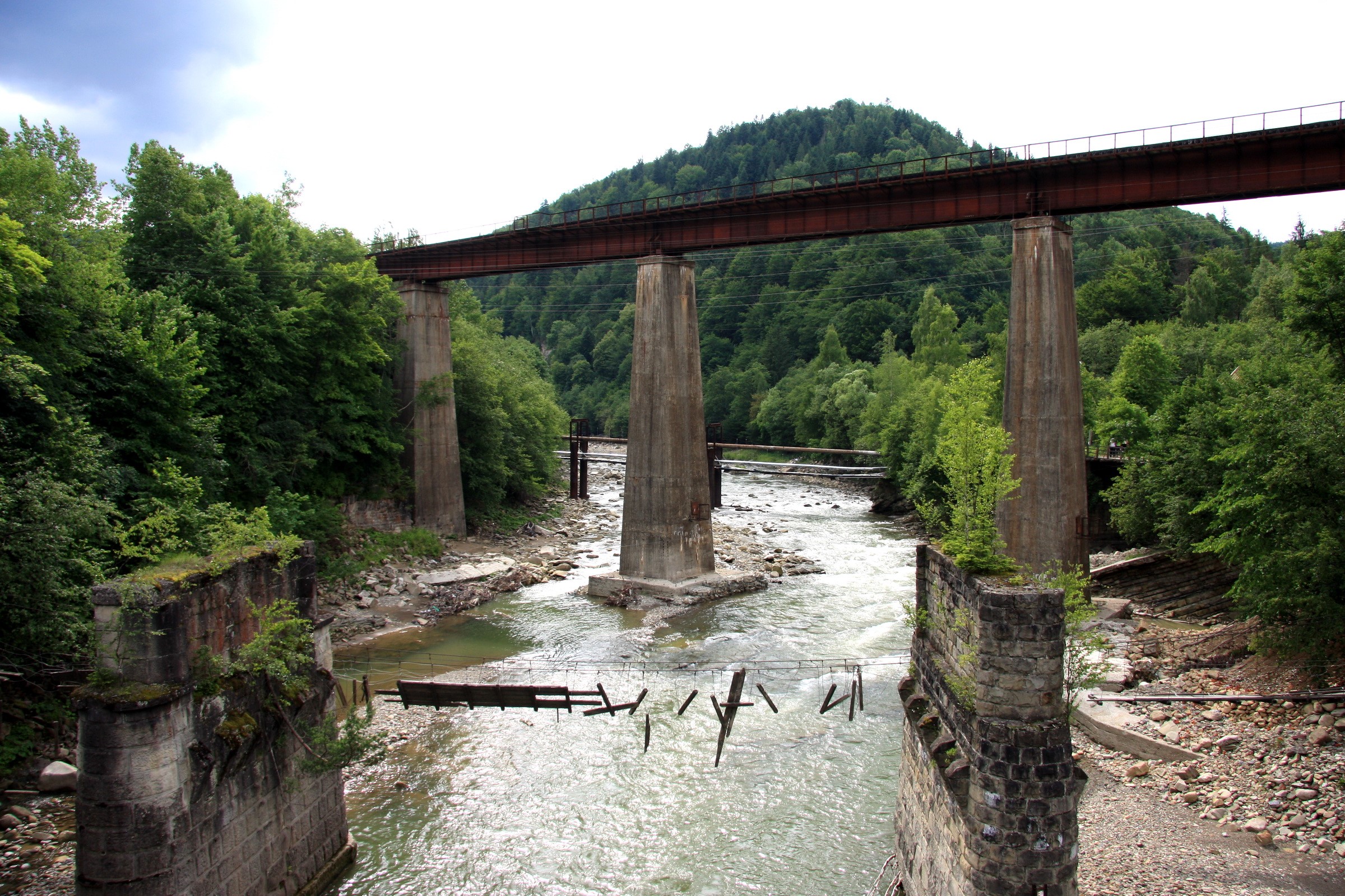 Old railway bridge over a river in a forest HD Wallpaper