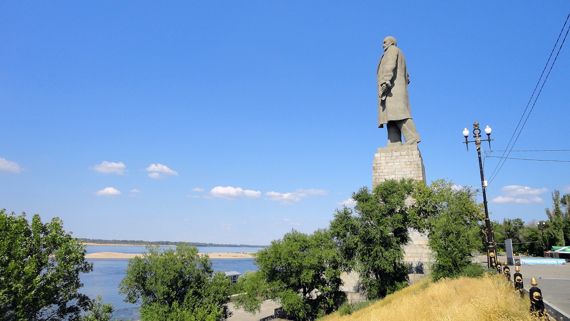 Monument to Lenin on the Volga River embankment in Volgograd HD Wallpaper