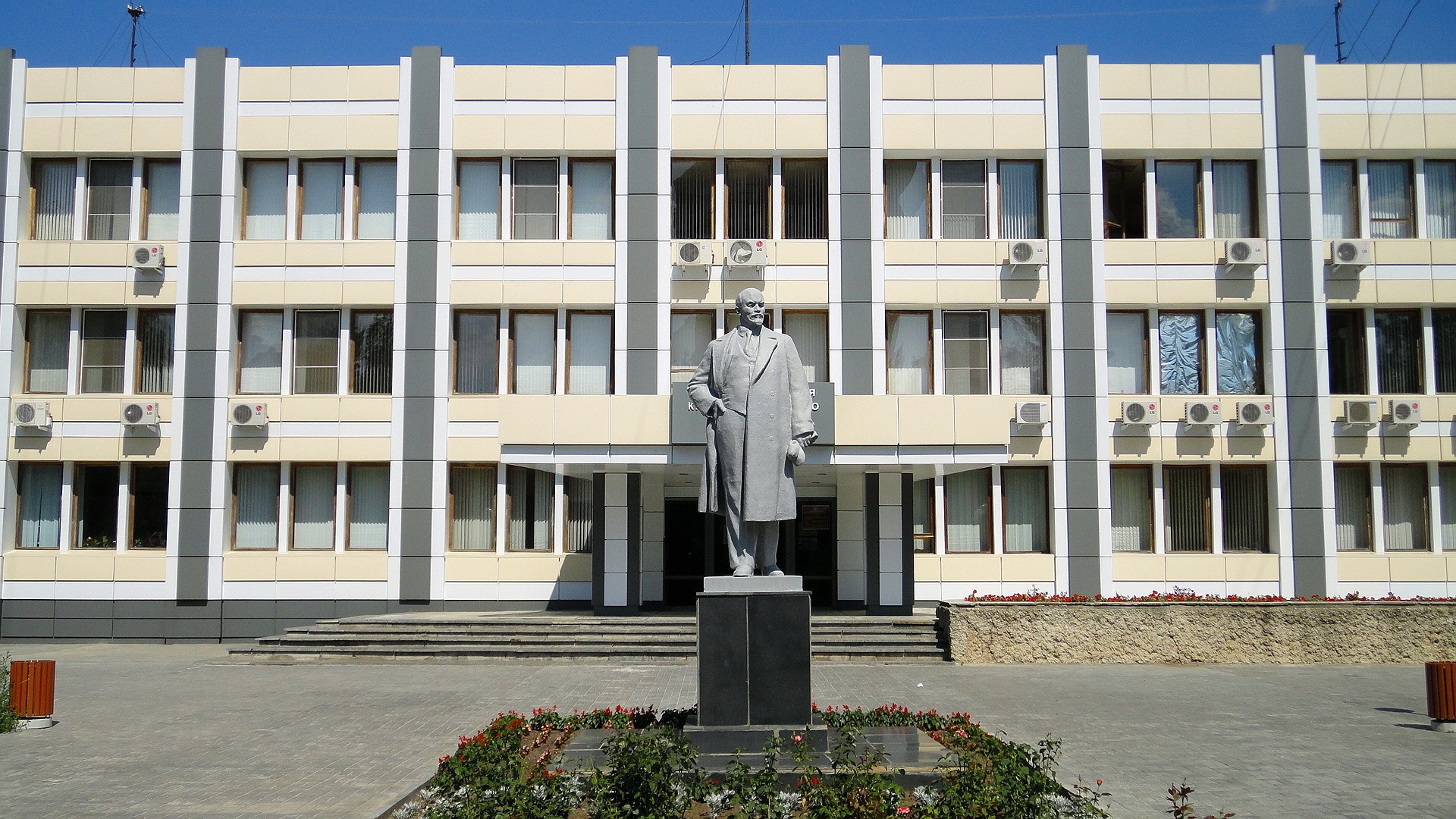 Statue of Lenin in front of a building in Volgograd HD Wallpaper