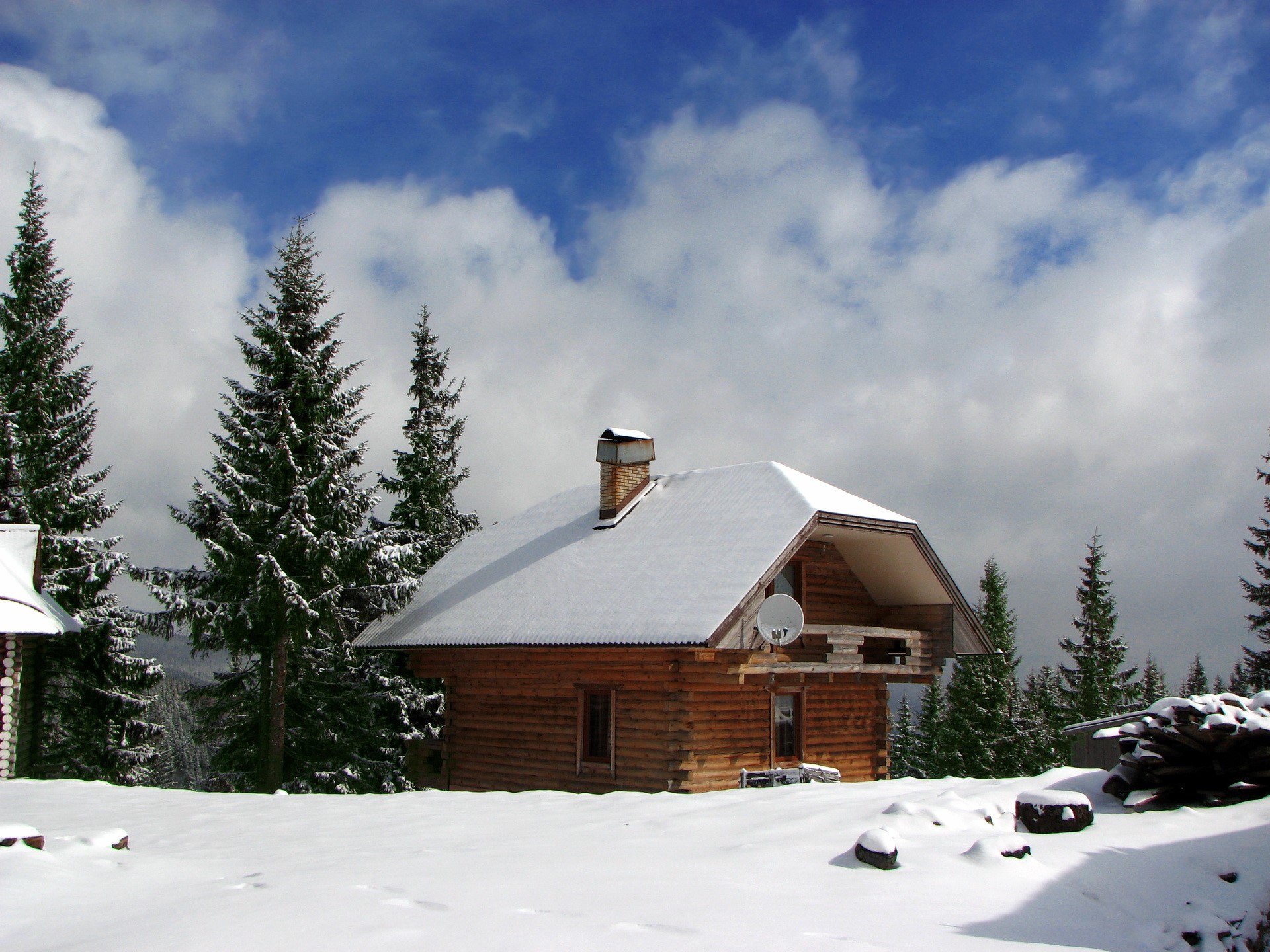 Wooden house in snowy Zakarpattia, Ukraine HD Wallpaper