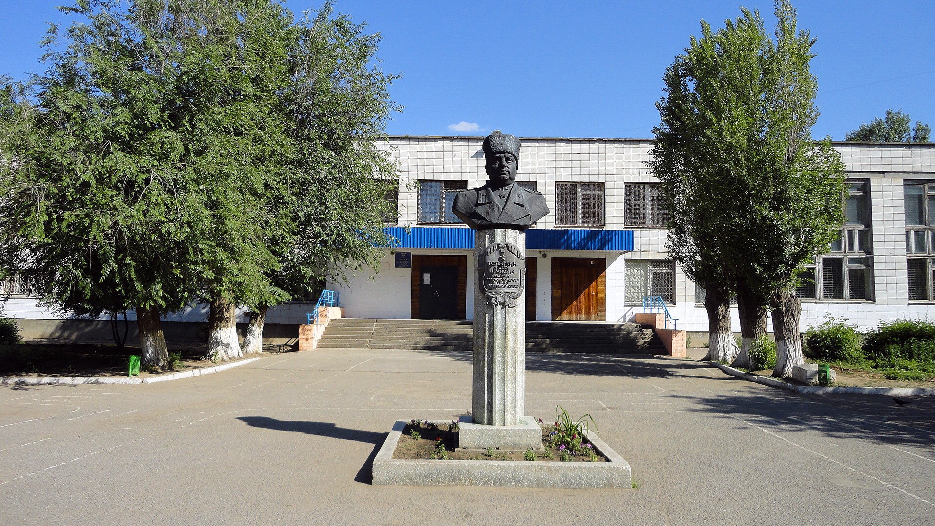 Monument in front of a building in Volgograd HD Wallpaper