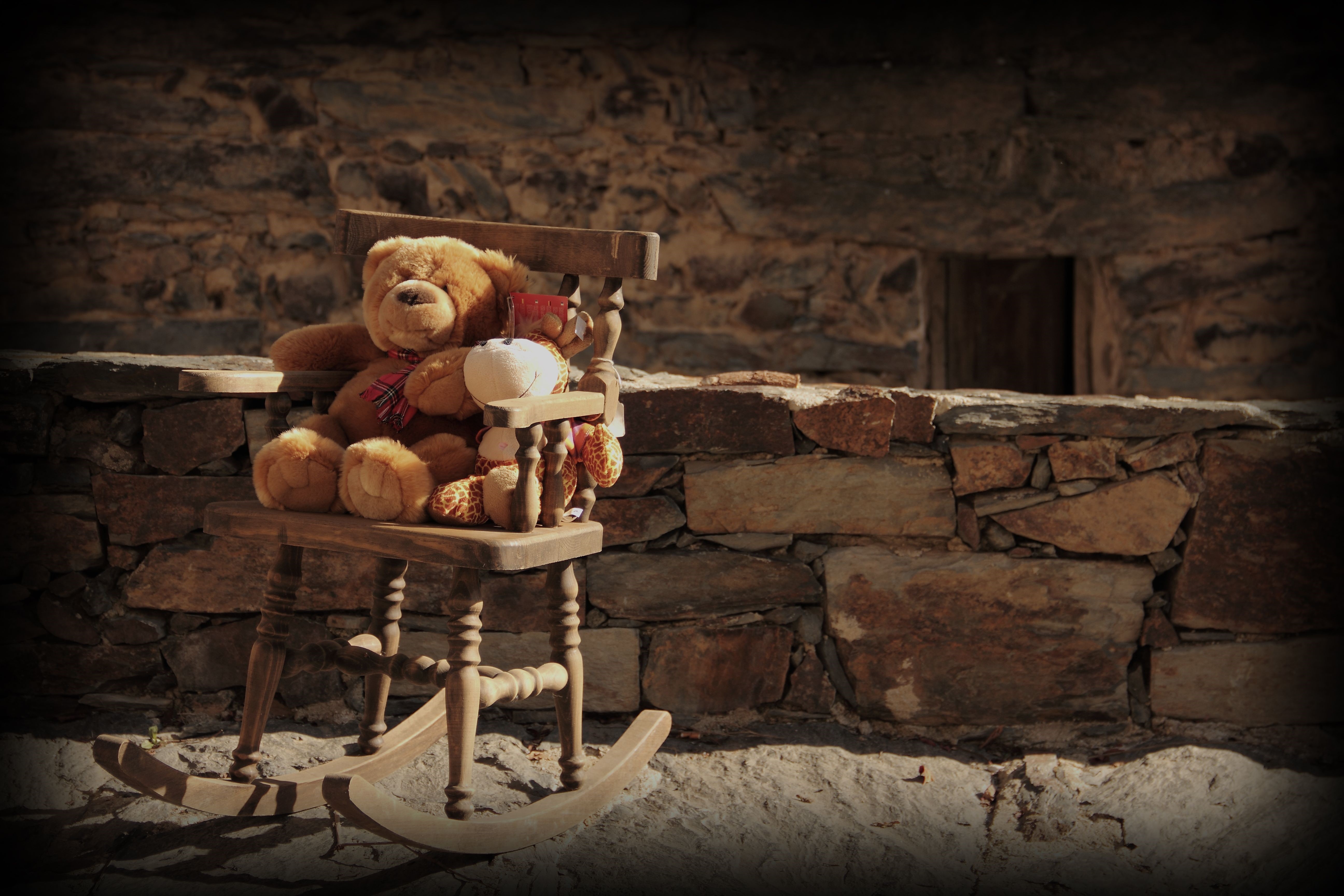 Teddy bears on a rocking chair HD Wallpaper