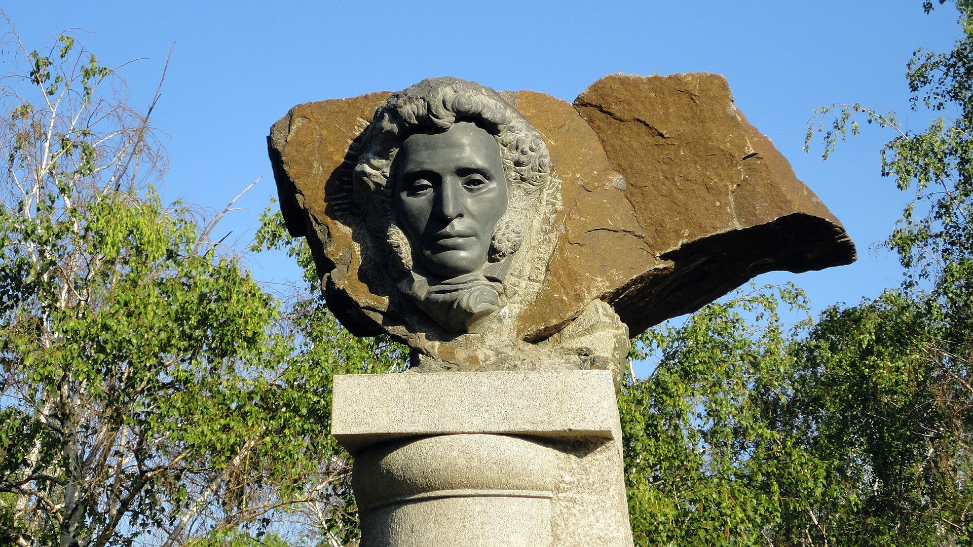 Monument to Alexander Pushkin in Volgograd HD Wallpaper