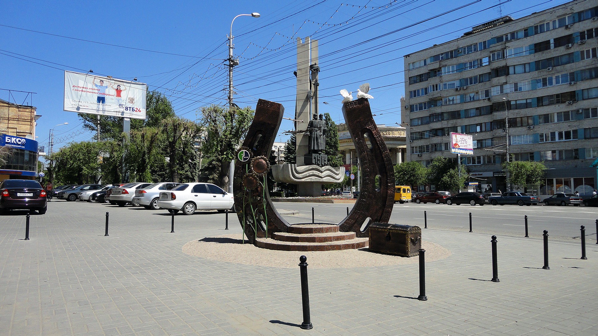 Monument in Volgograd with horseshoe sculpture HD Wallpaper