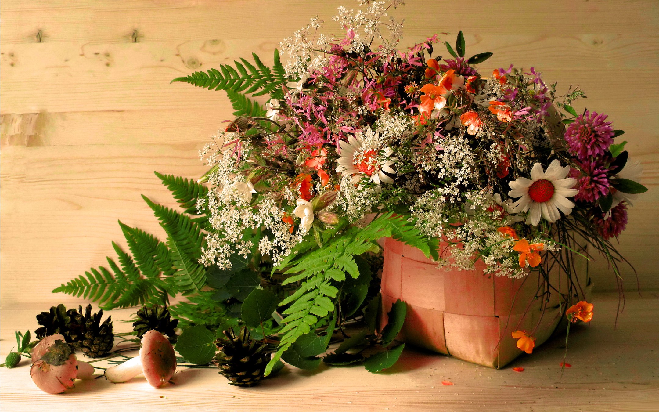 Bouquet of wildflowers and ferns in a basket HD Wallpaper