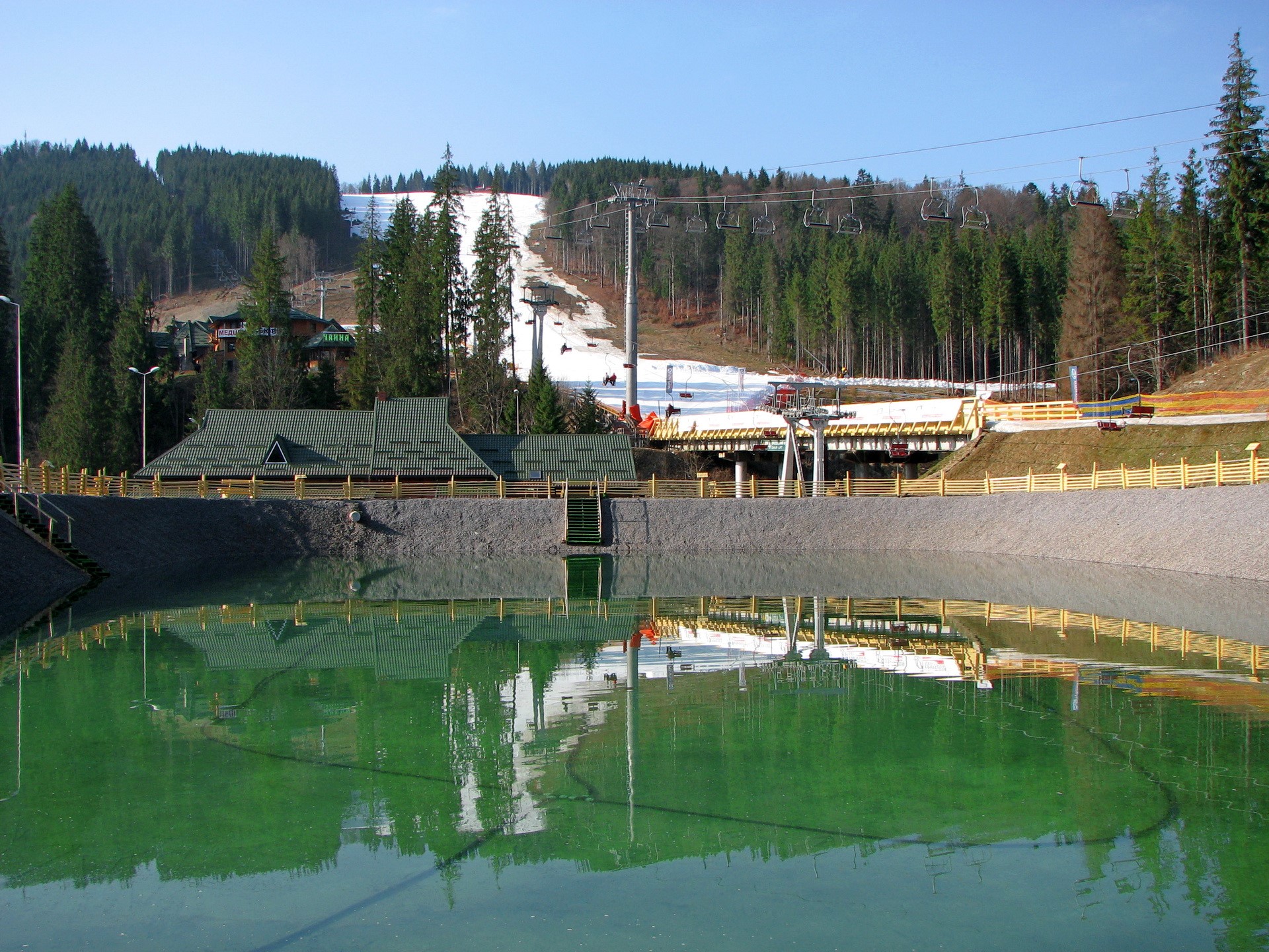 Ski resort with ski lift and water reservoir HD Wallpaper