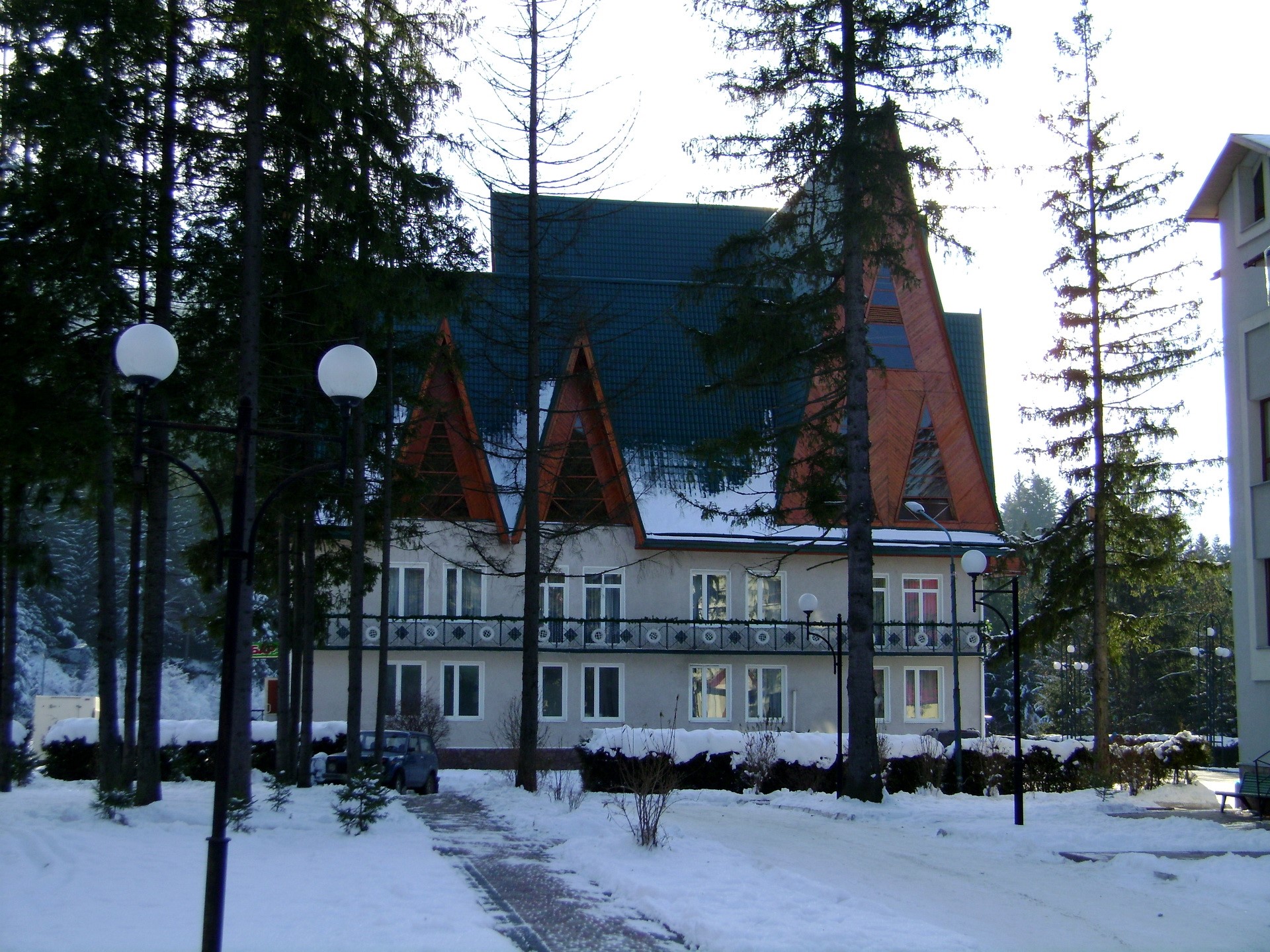 Snowy hotel in Zakarpattia, Ukraine HD Wallpaper