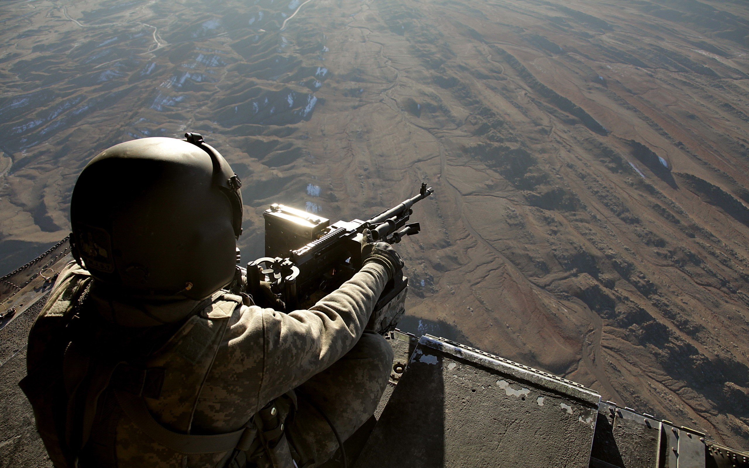 Soldier with machine gun in helicopter HD Wallpaper
