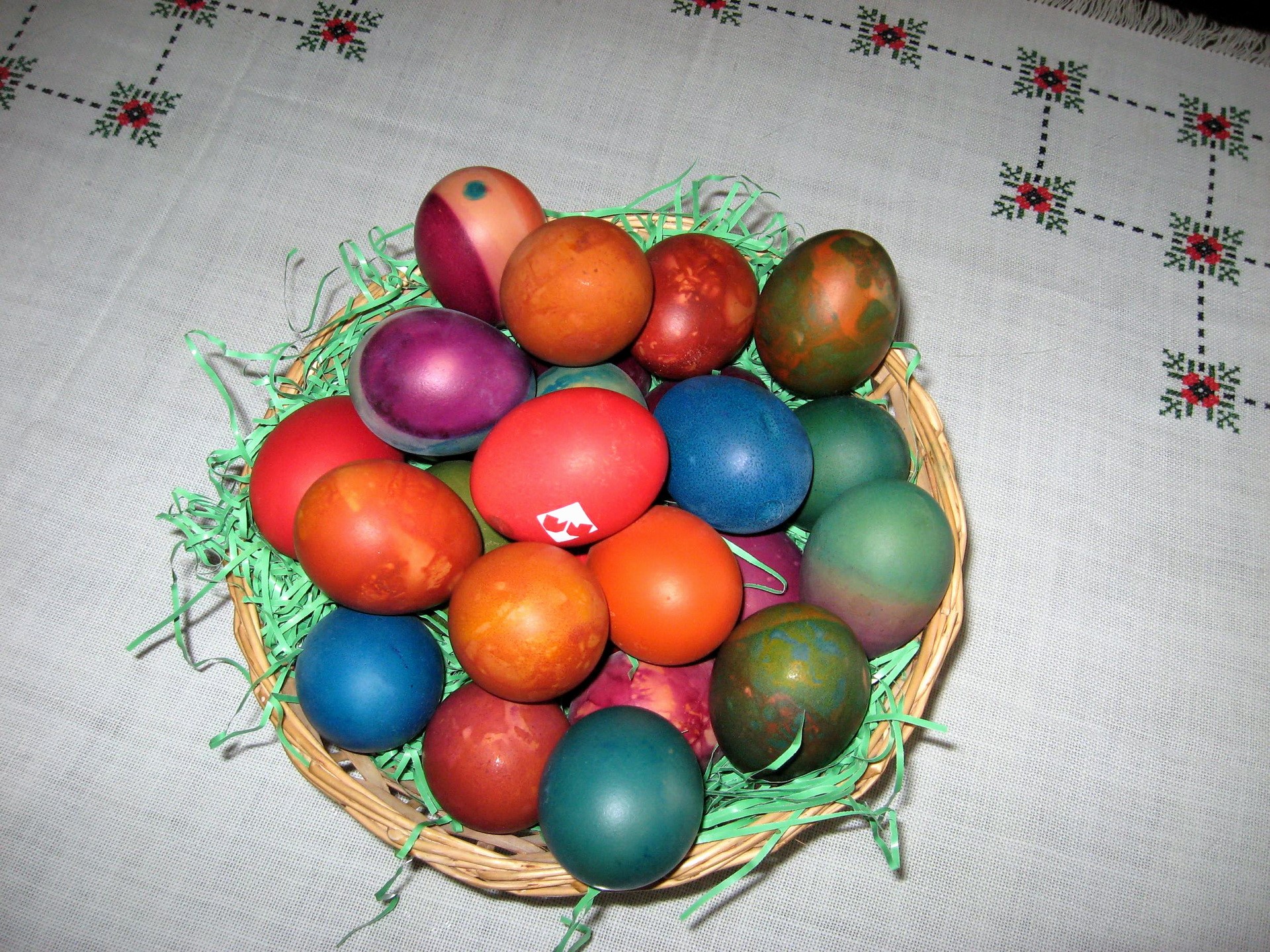 Easter eggs in a basket on a tablecloth HD Wallpaper