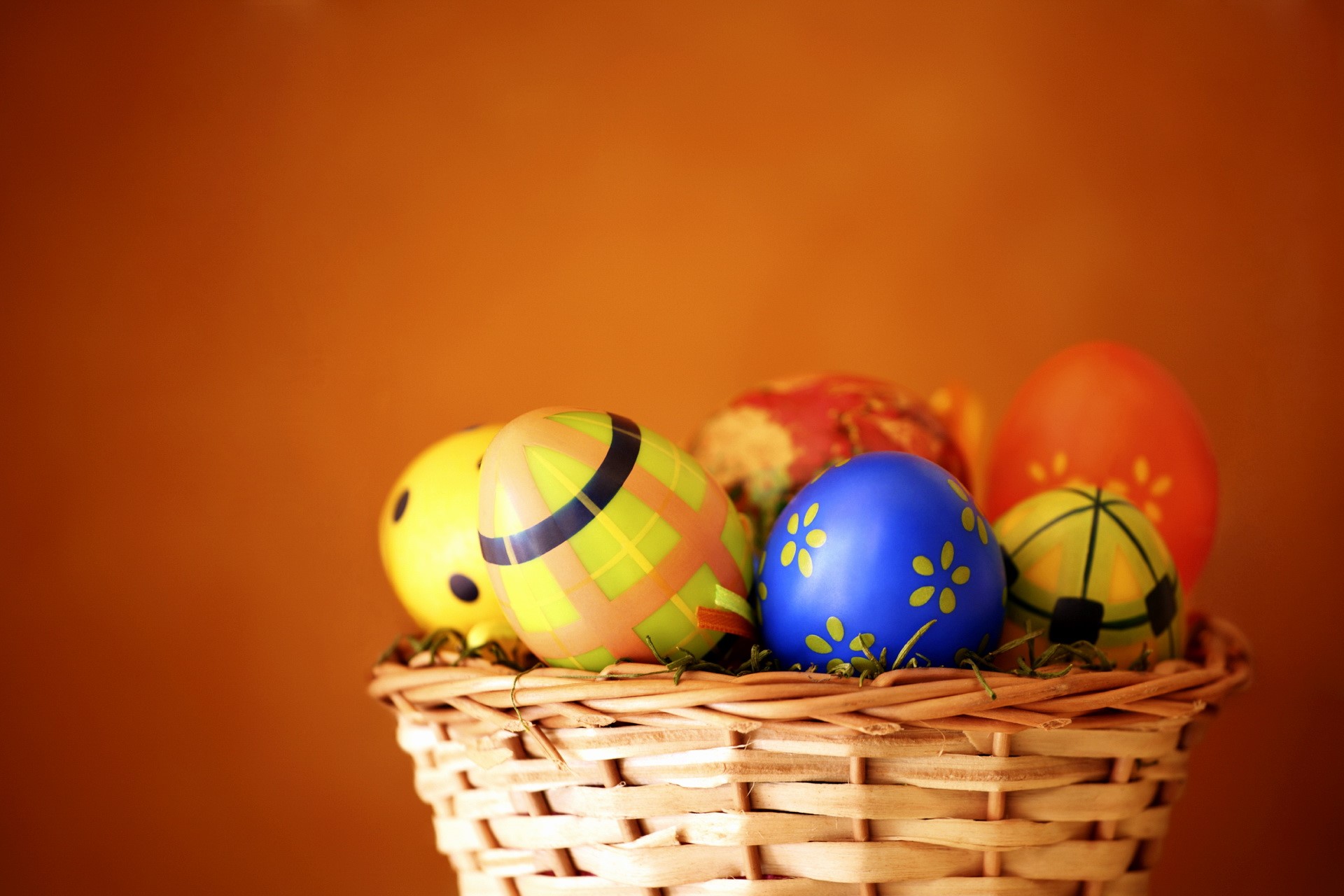 Easter eggs in a basket HD Wallpaper