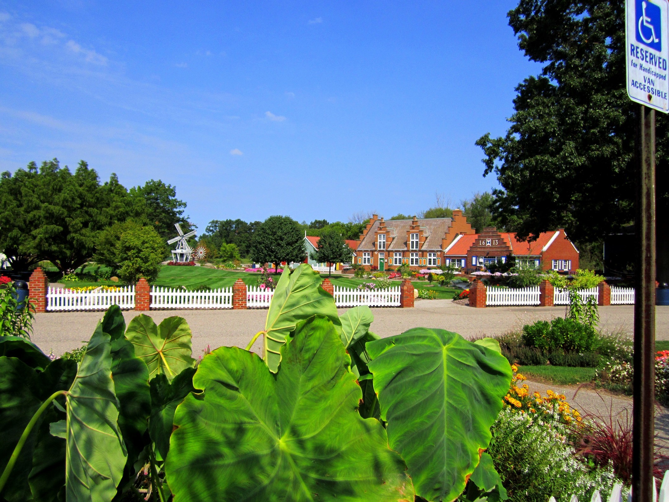 Windmill Island Gardens, Holland, Michigan HD Wallpaper