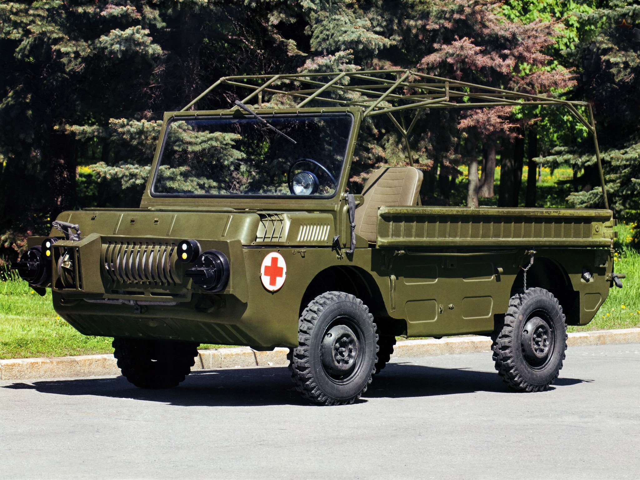 LuAZ-967 amphibious military vehicle HD Wallpaper