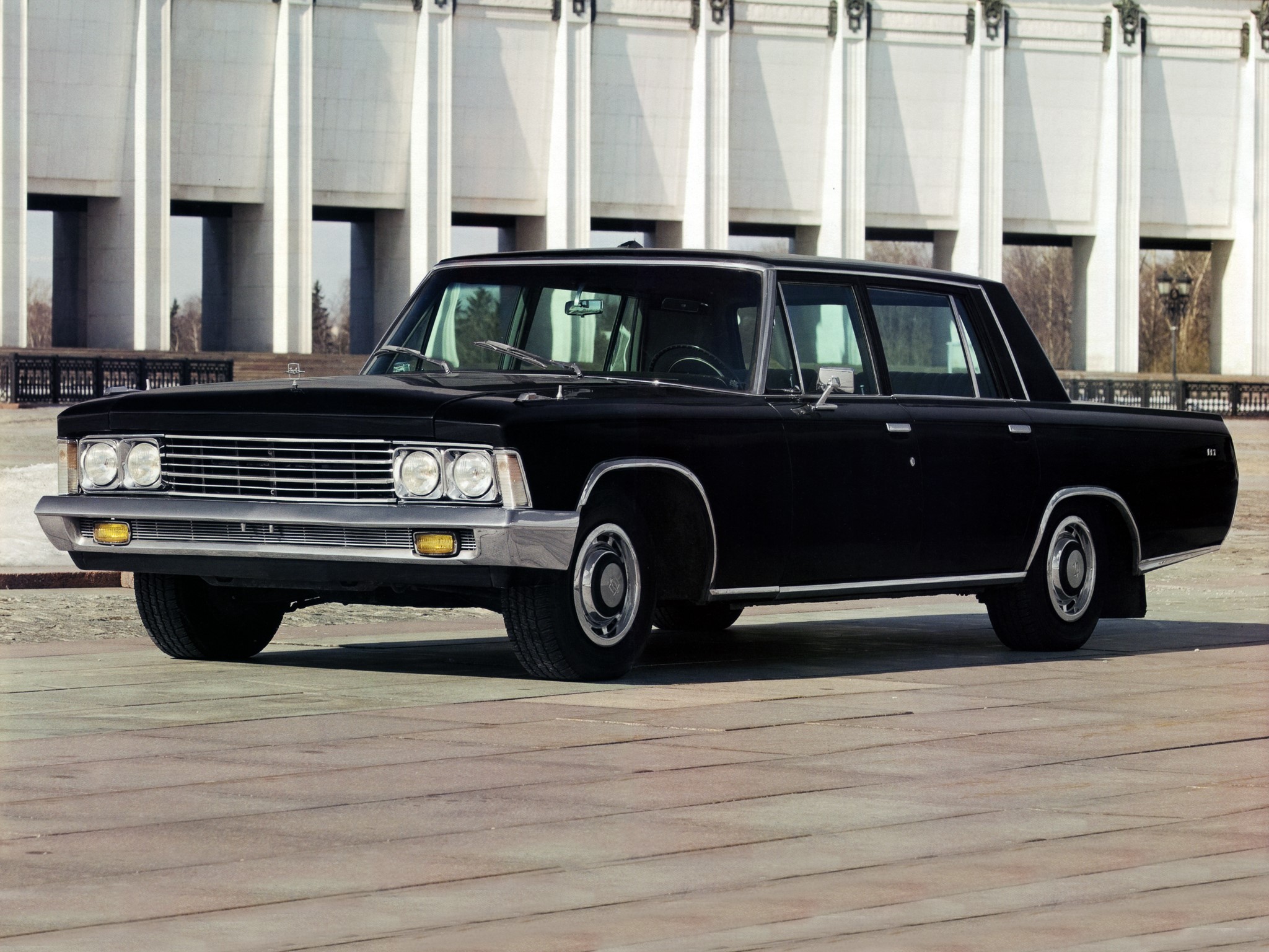 Black GAZ-13 Chaika limousine in front of a building HD Wallpaper
