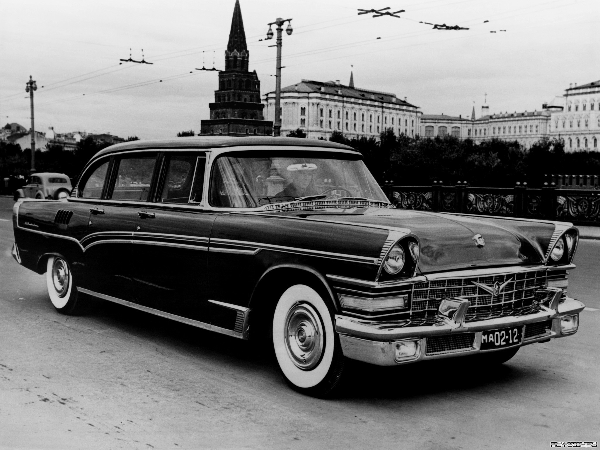 Black ZIL limousine with Moscow Kremlin in background HD Wallpaper