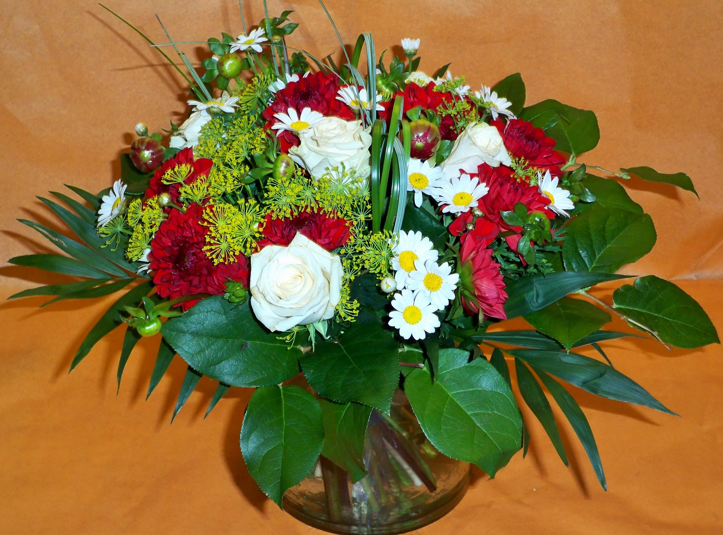 Bouquet of red and white flowers HD Wallpaper