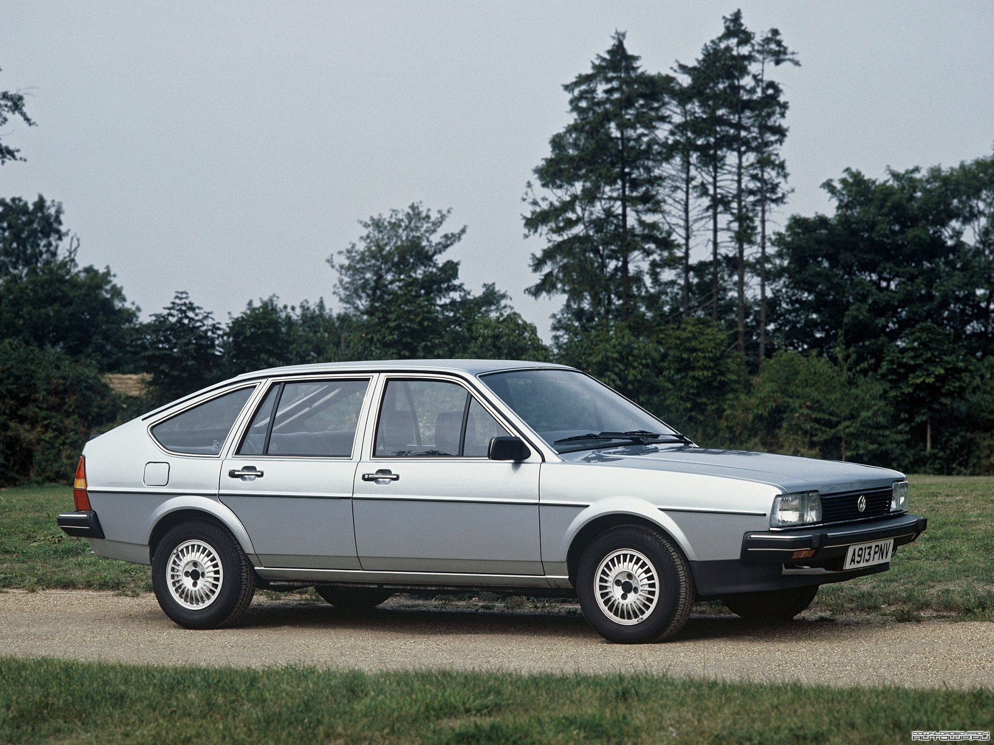 Silver Volkswagen Passat Variant B2 HD Wallpaper