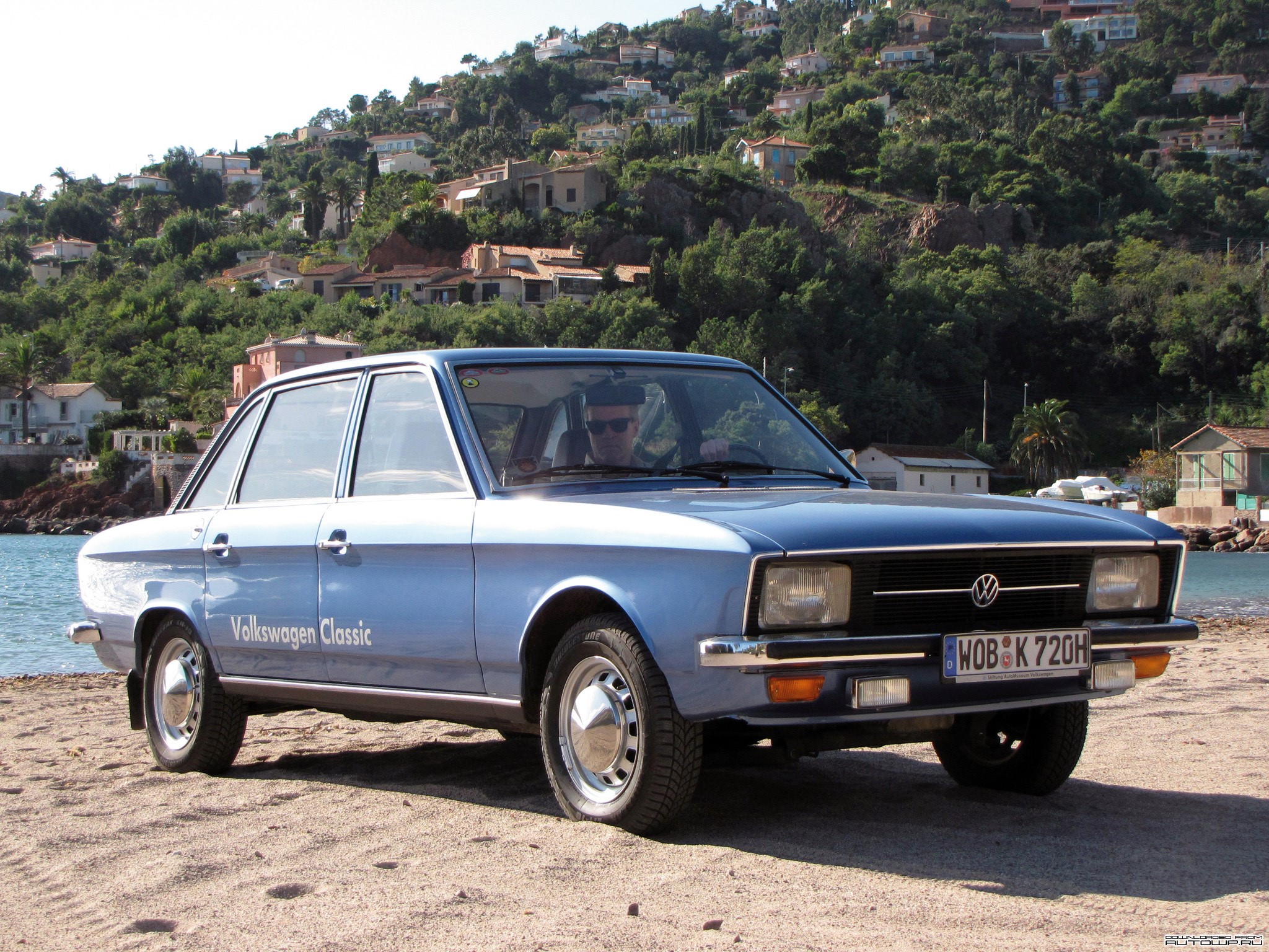 Blue Volkswagen Classic car on a beach HD Wallpaper