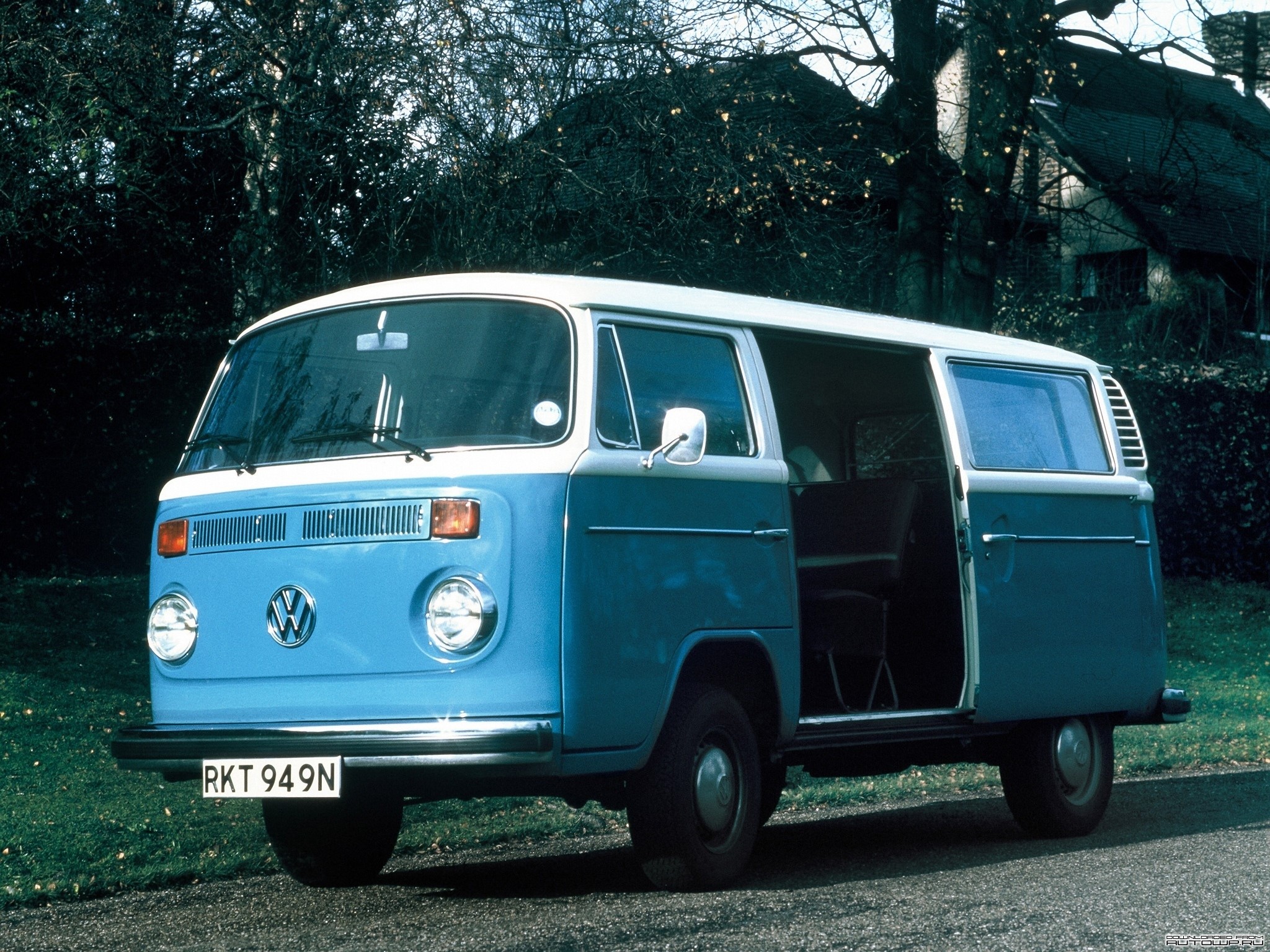 Blue and white Volkswagen Type 2 van HD Wallpaper