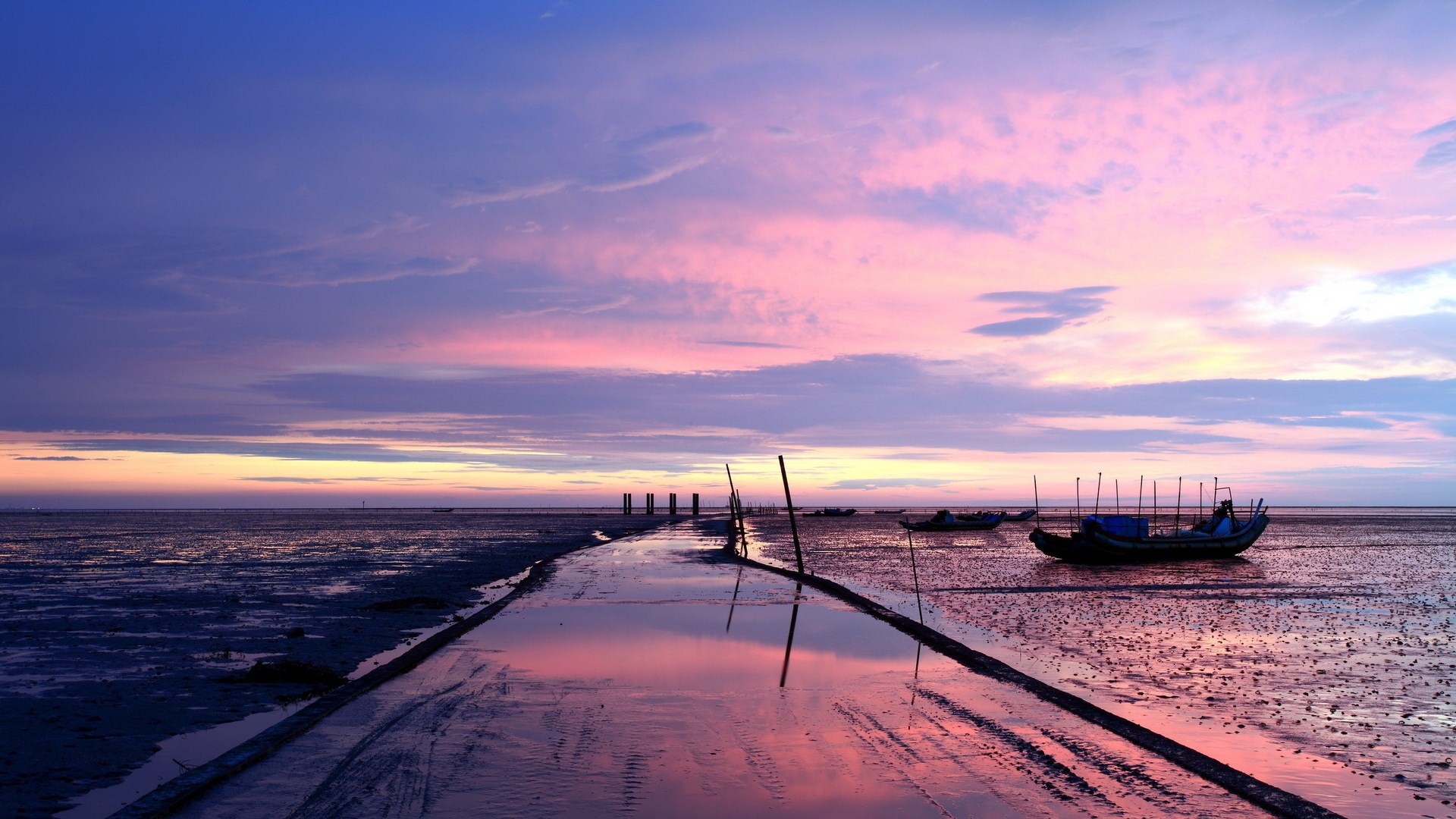Boats on a muddy shore at sunset HD Wallpaper